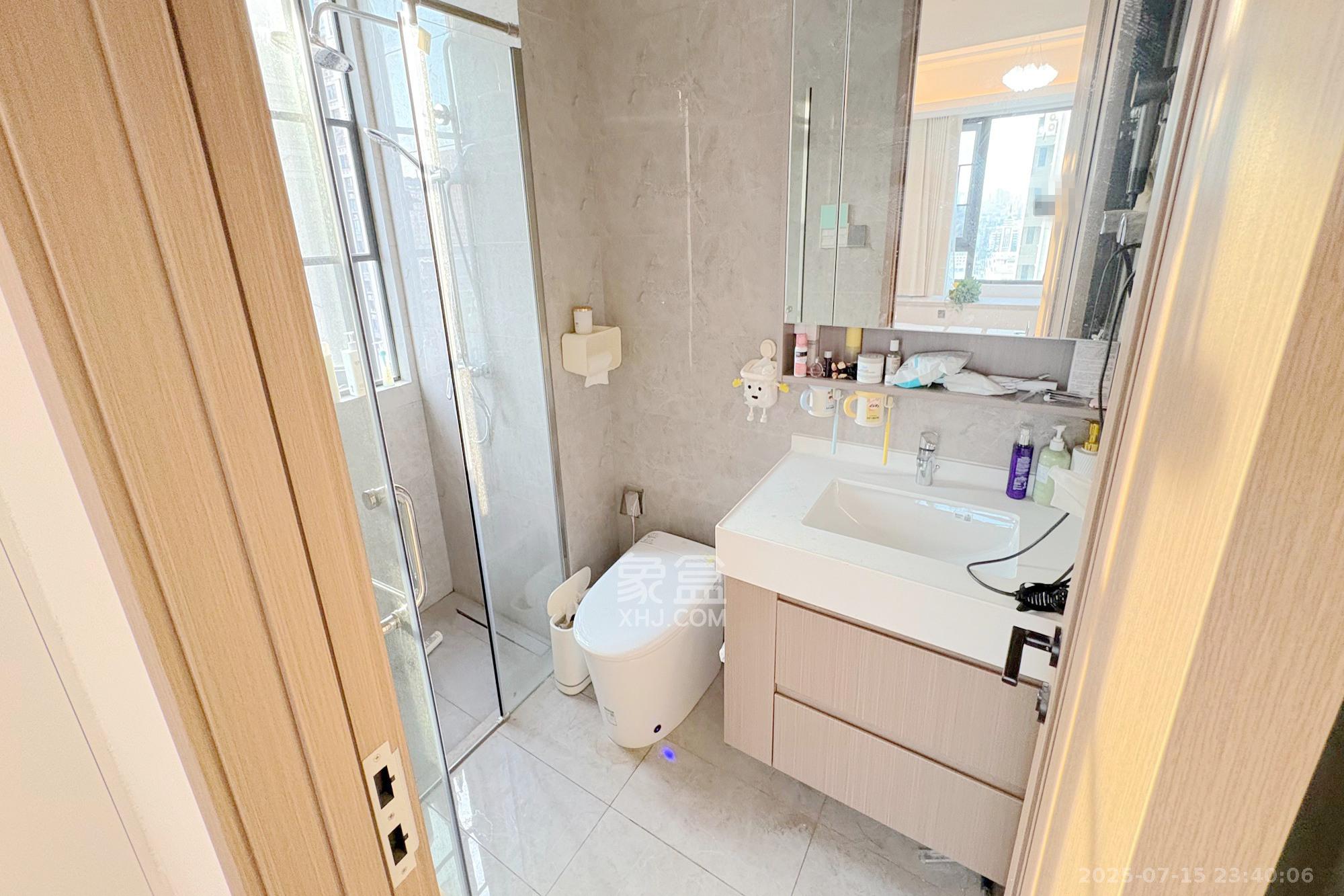 世茂璀璨风华  4室2厅2卫    198.0万 世茂璀璨风华  4室2厅2卫    198.0万卫生间