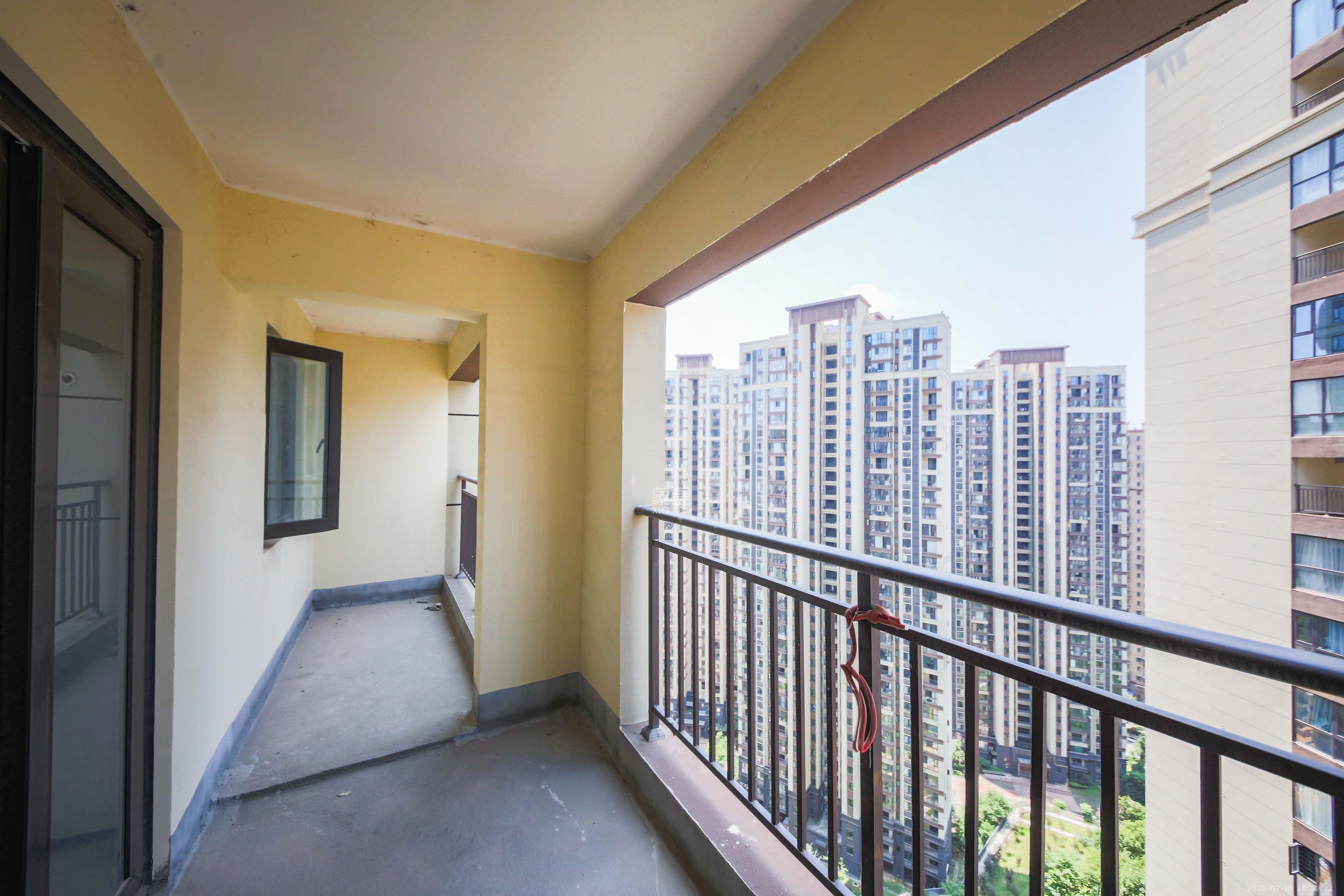 克拉美丽山庄(晟领国际)  3室2厅1卫    93.0万 克拉美丽山庄(晟领国际)  3室2厅1卫    93.0万阳台