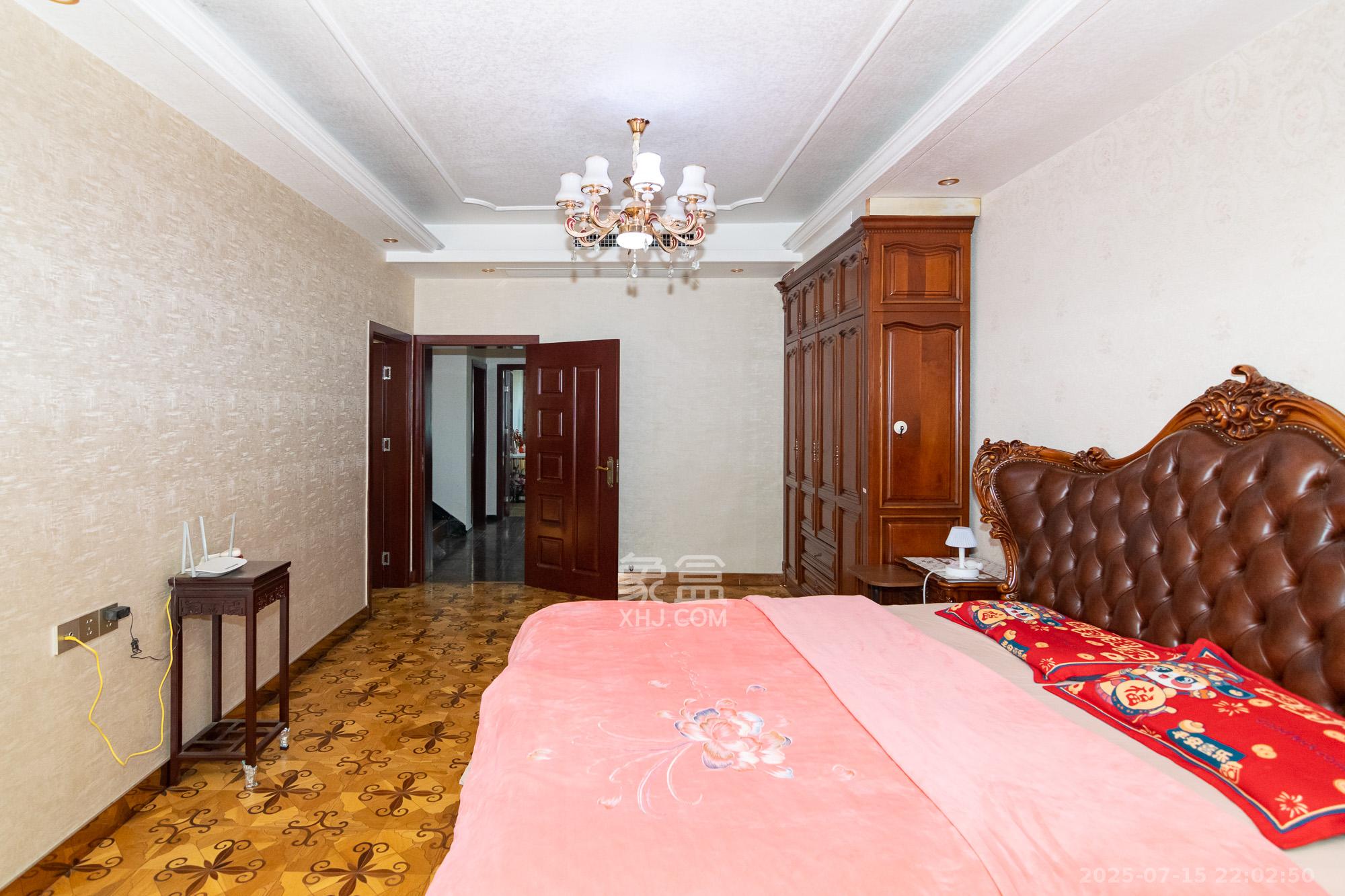 中新森林海  8室2厅3卫    220.0万卧室