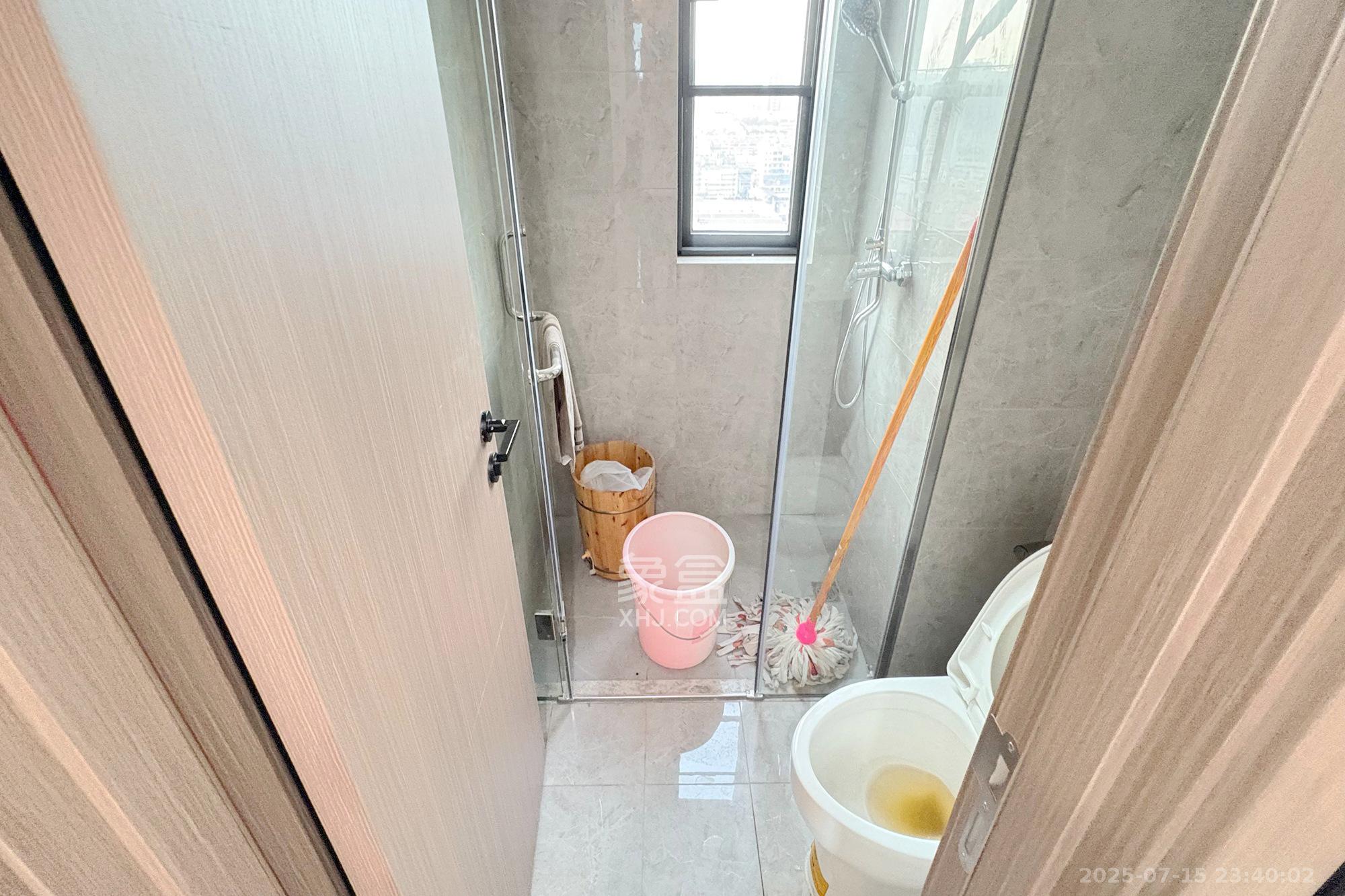 世茂璀璨风华  4室2厅2卫    198.0万 世茂璀璨风华  4室2厅2卫    198.0万卫生间