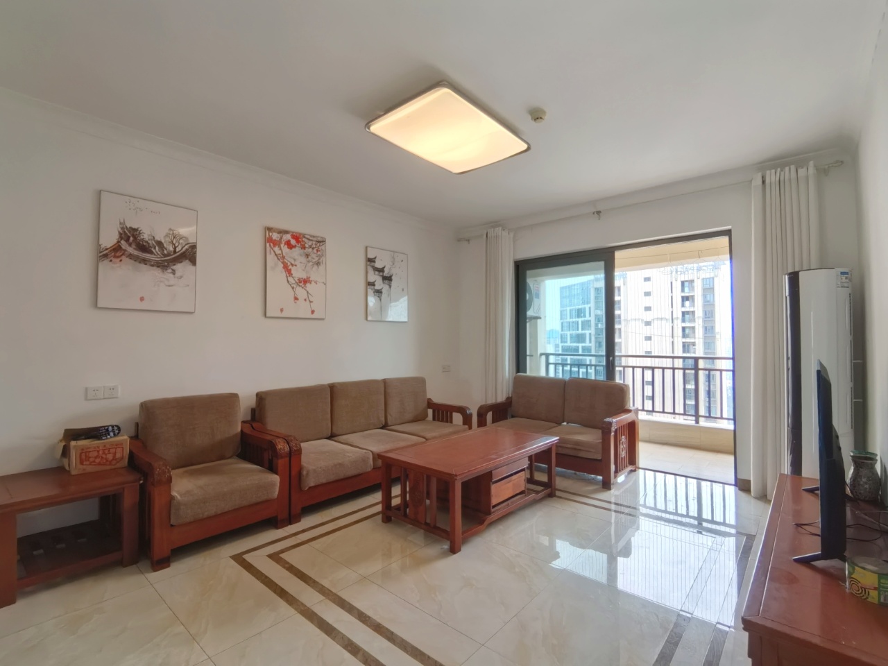 海航豪庭南苑 3室2厅2卫 265.0万 海航豪庭南苑 3室2厅2卫 265.0万客厅