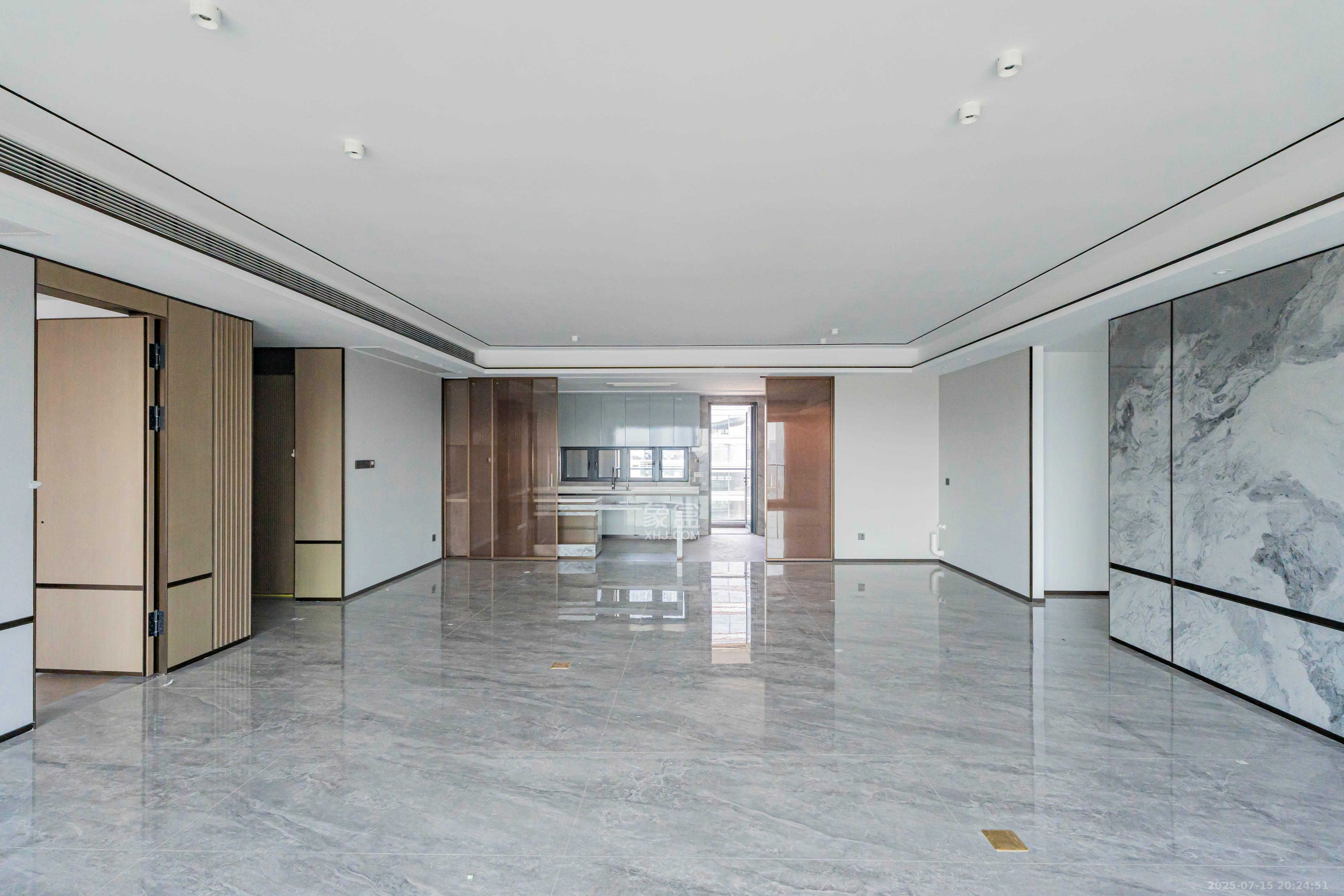 建发养云  4室2厅2卫   500.00万客厅