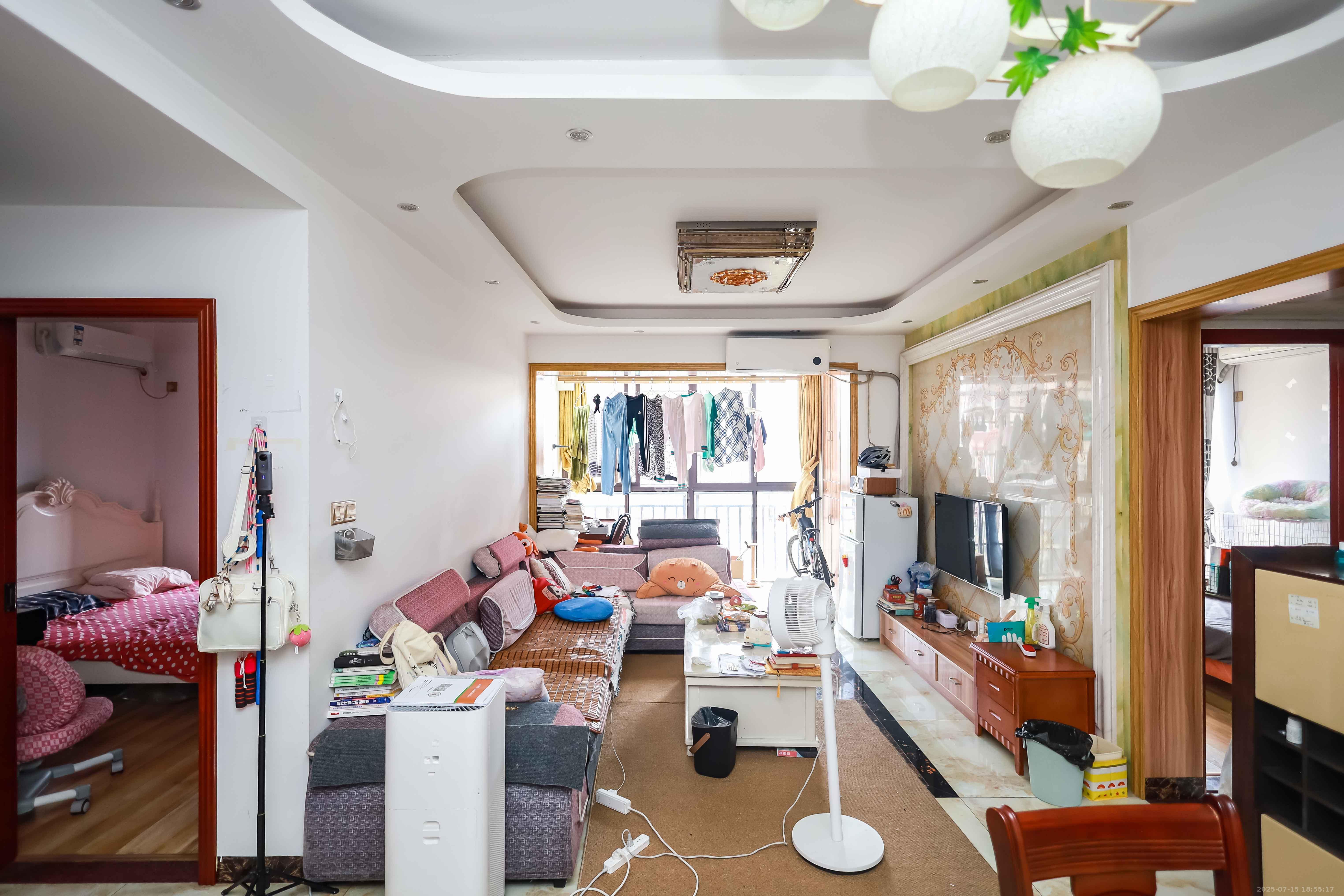 卓越蔚蓝海岸三期 3室2厅1卫 72.8万 卓越蔚蓝海岸三期 3室2厅1卫 72.8万客厅