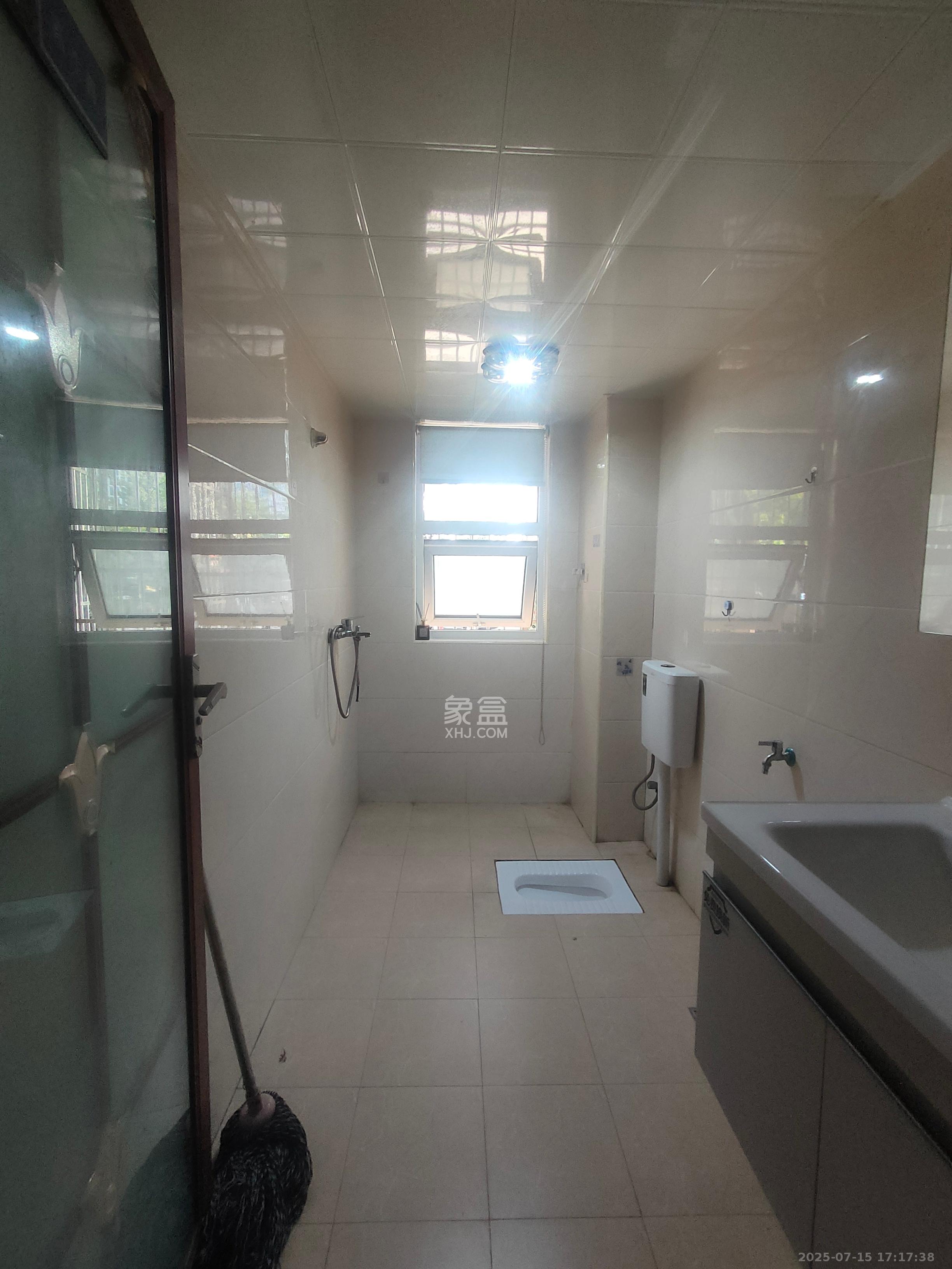 和康园小区  4室2厅2卫    2100.0元/月 和康园小区  4室2厅2卫    2100.0元/月室内图