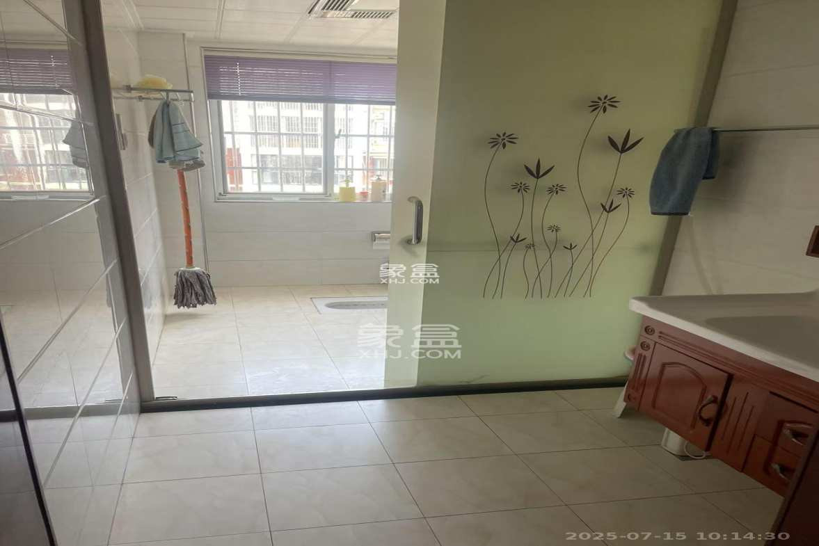 理工大学职工单位房青年汇  3室2厅2卫    2600.0元/月 理工大学职工单位房青年汇  3室2厅2卫    2600.0元/月室内图