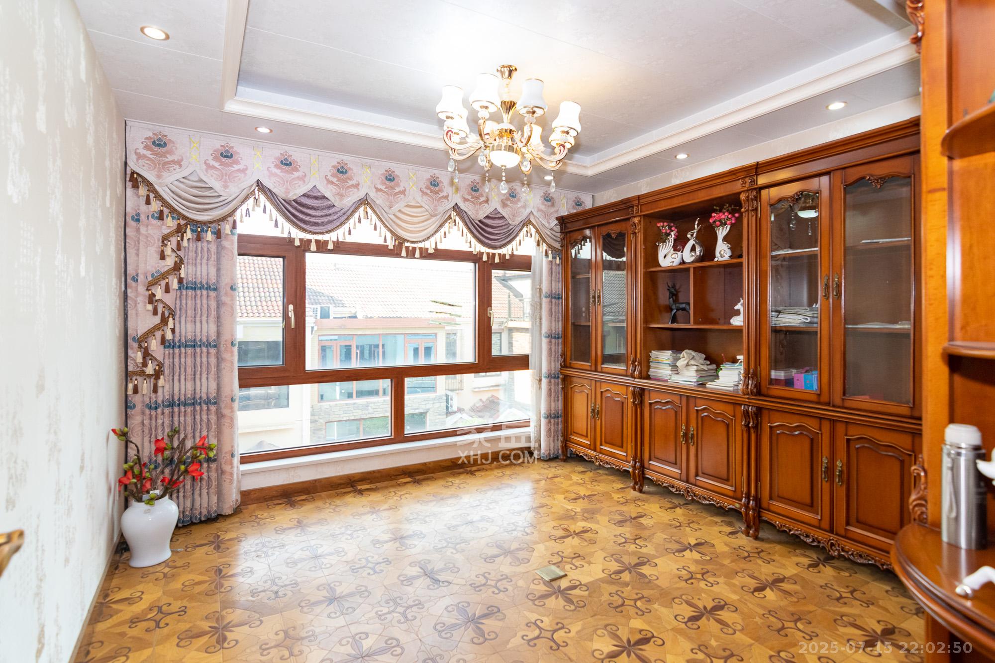 中新森林海  8室2厅3卫    220.0万卧室