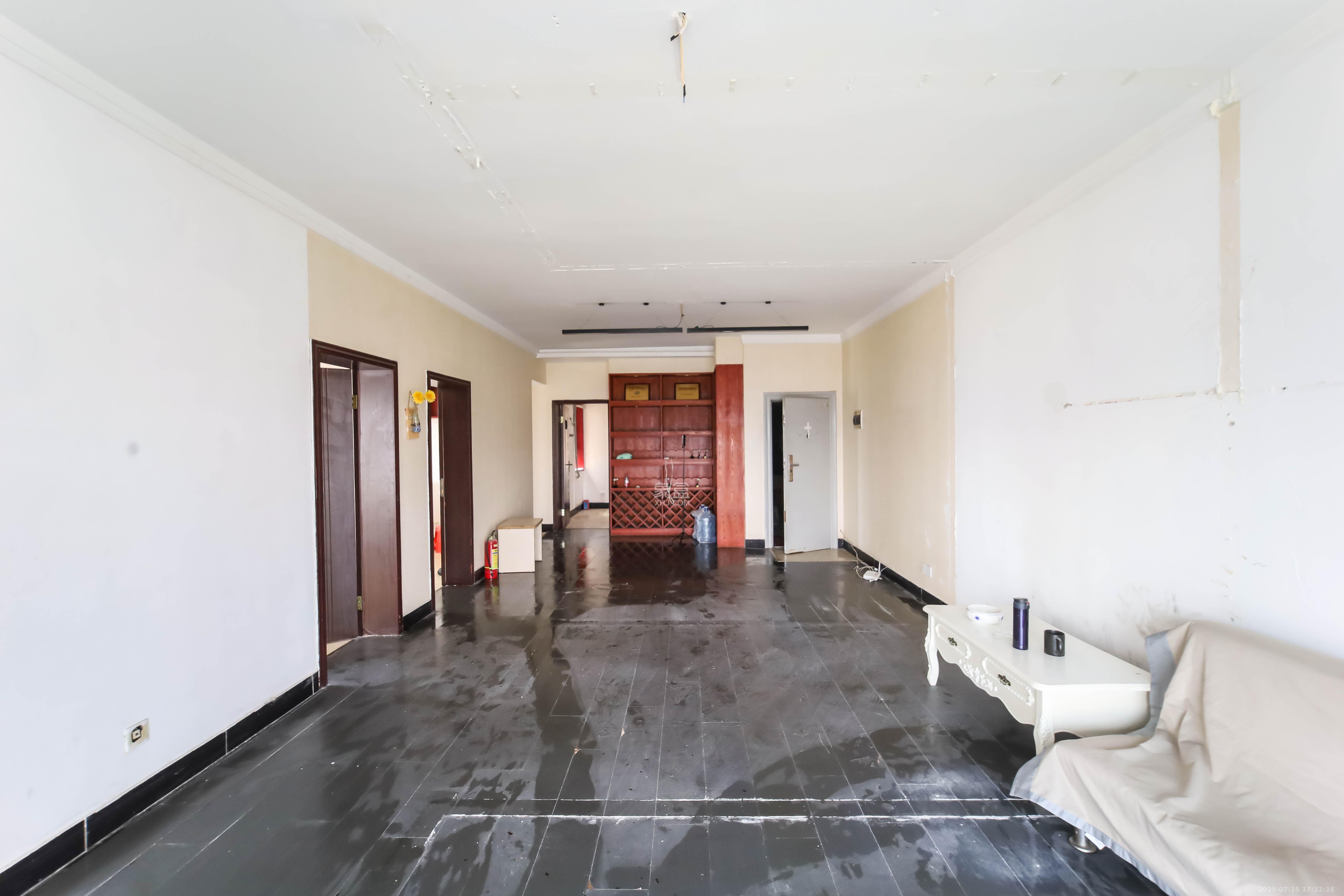 左岸右岸 3室2厅2卫 78.80万 左岸右岸 3室2厅2卫 78.80万客厅