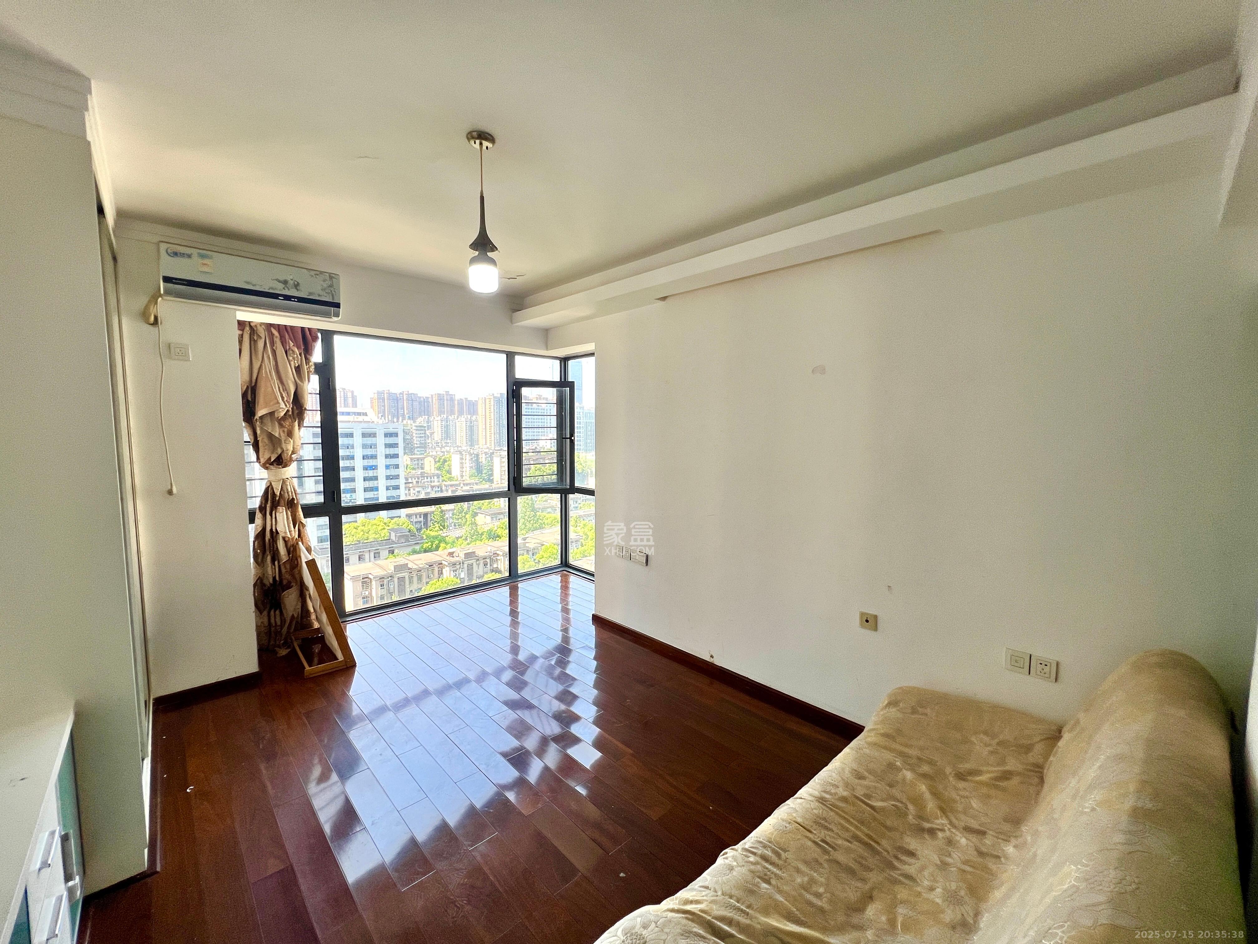 三万英尺  4室1厅2卫    4000.0元/月室内图