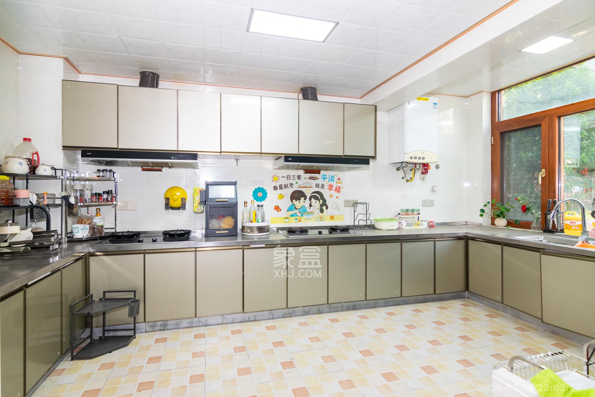 中新森林海  8室2厅3卫    220.0万厨房