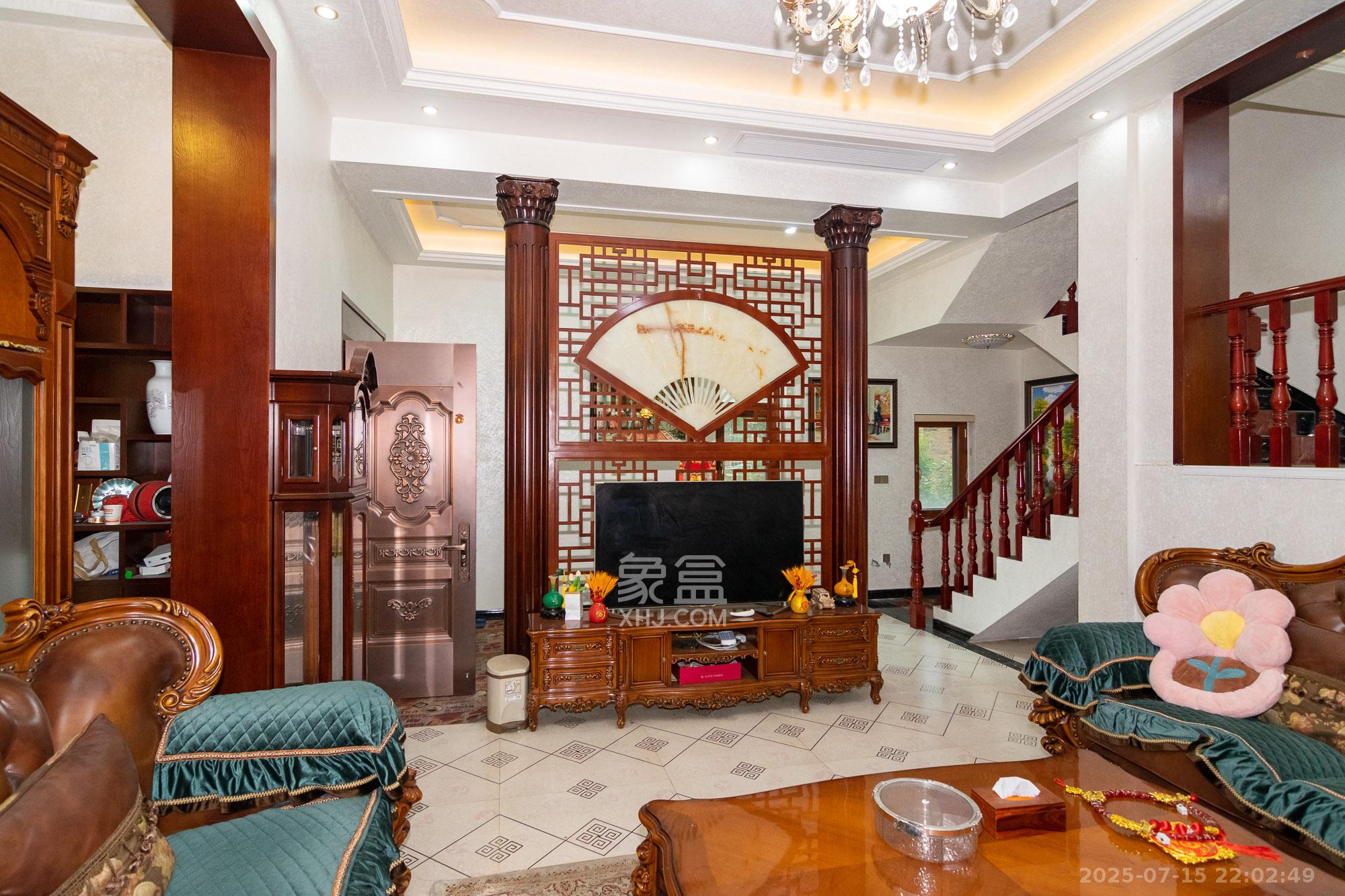 中新森林海  8室2厅3卫    220.0万客厅