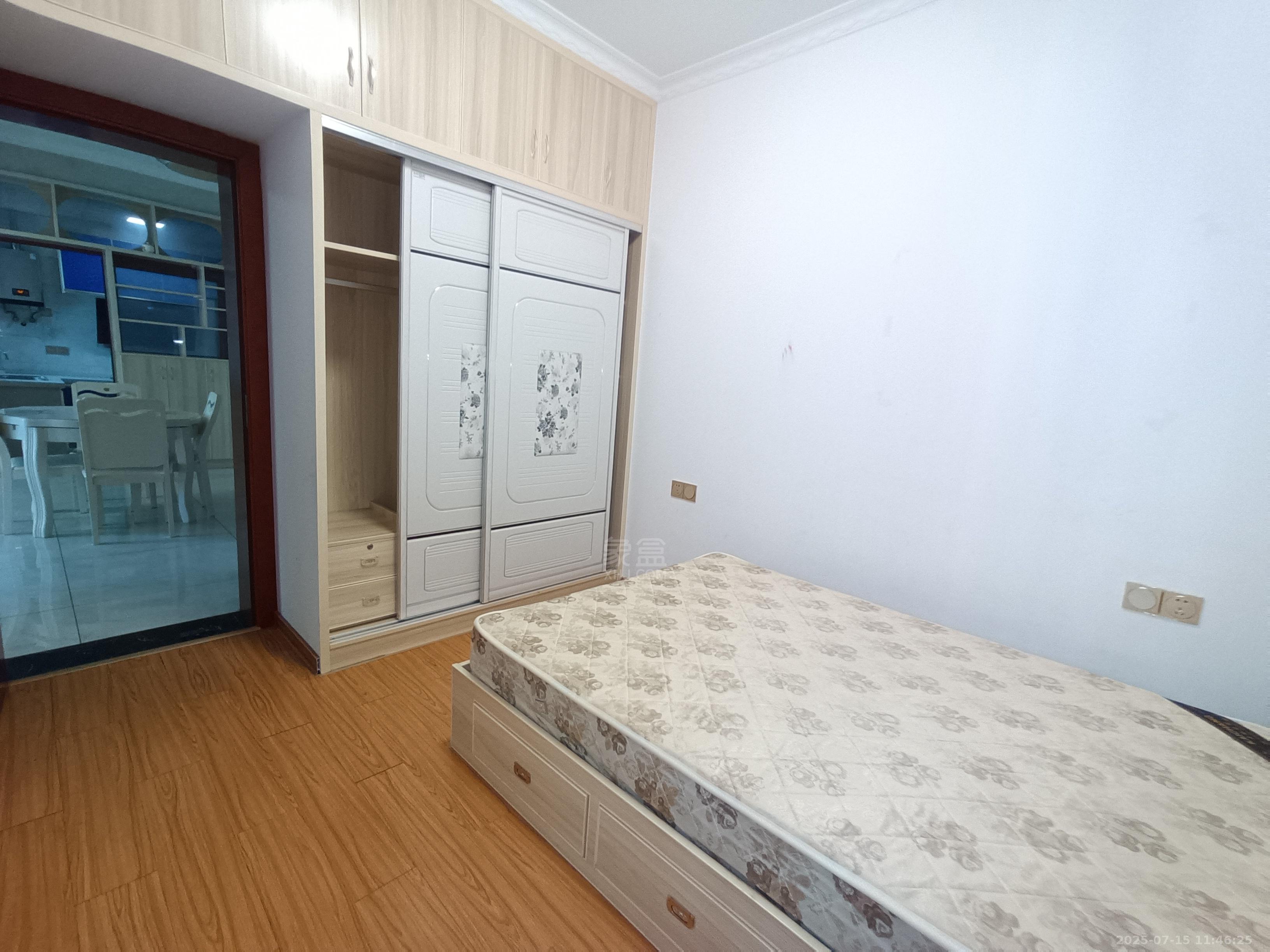 泰山一号 2室2厅1卫 1500.0元/月 泰山一号 2室2厅1卫 1500.0元/月室内图