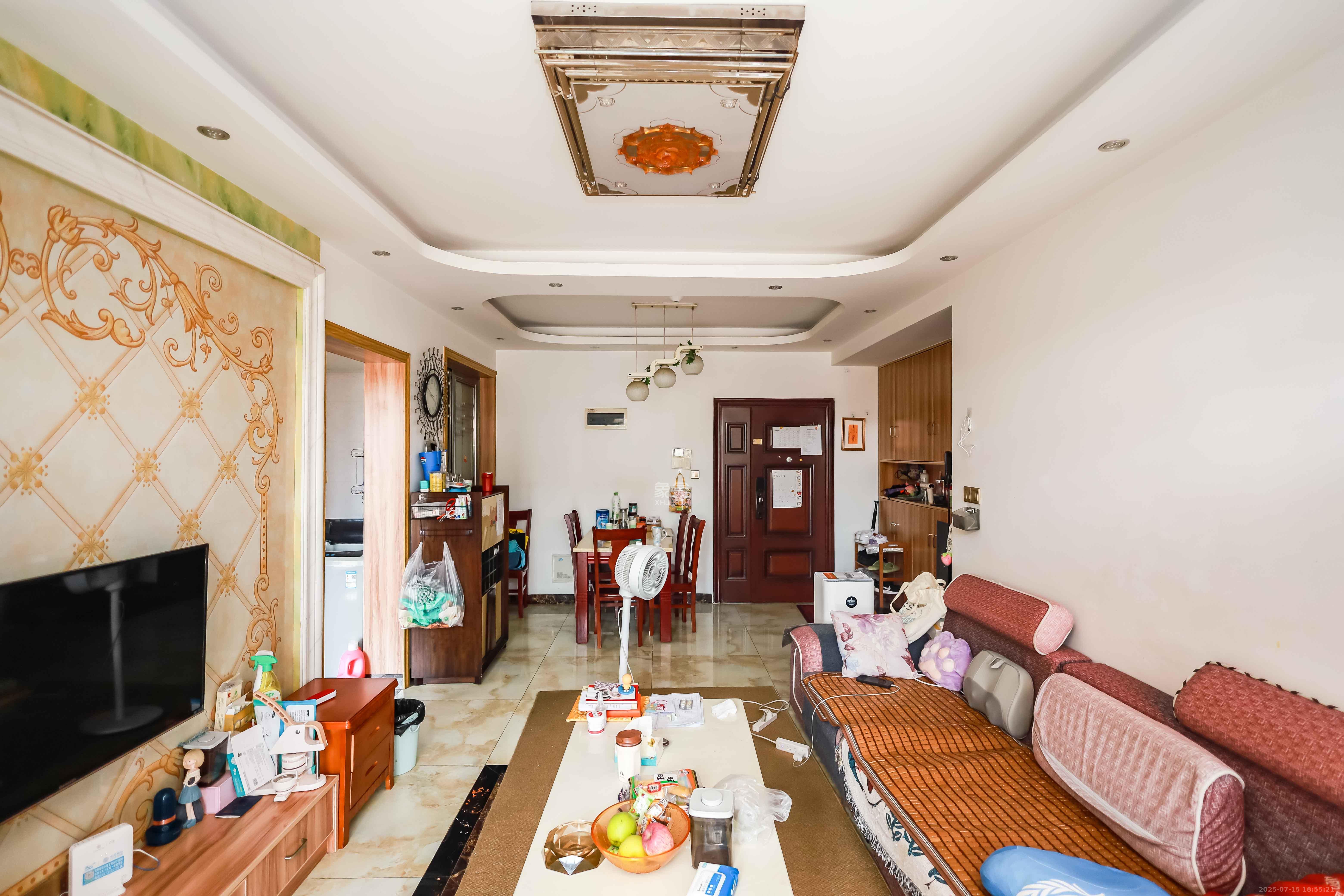 卓越蔚蓝海岸三期  3室2厅1卫    72.8万客厅