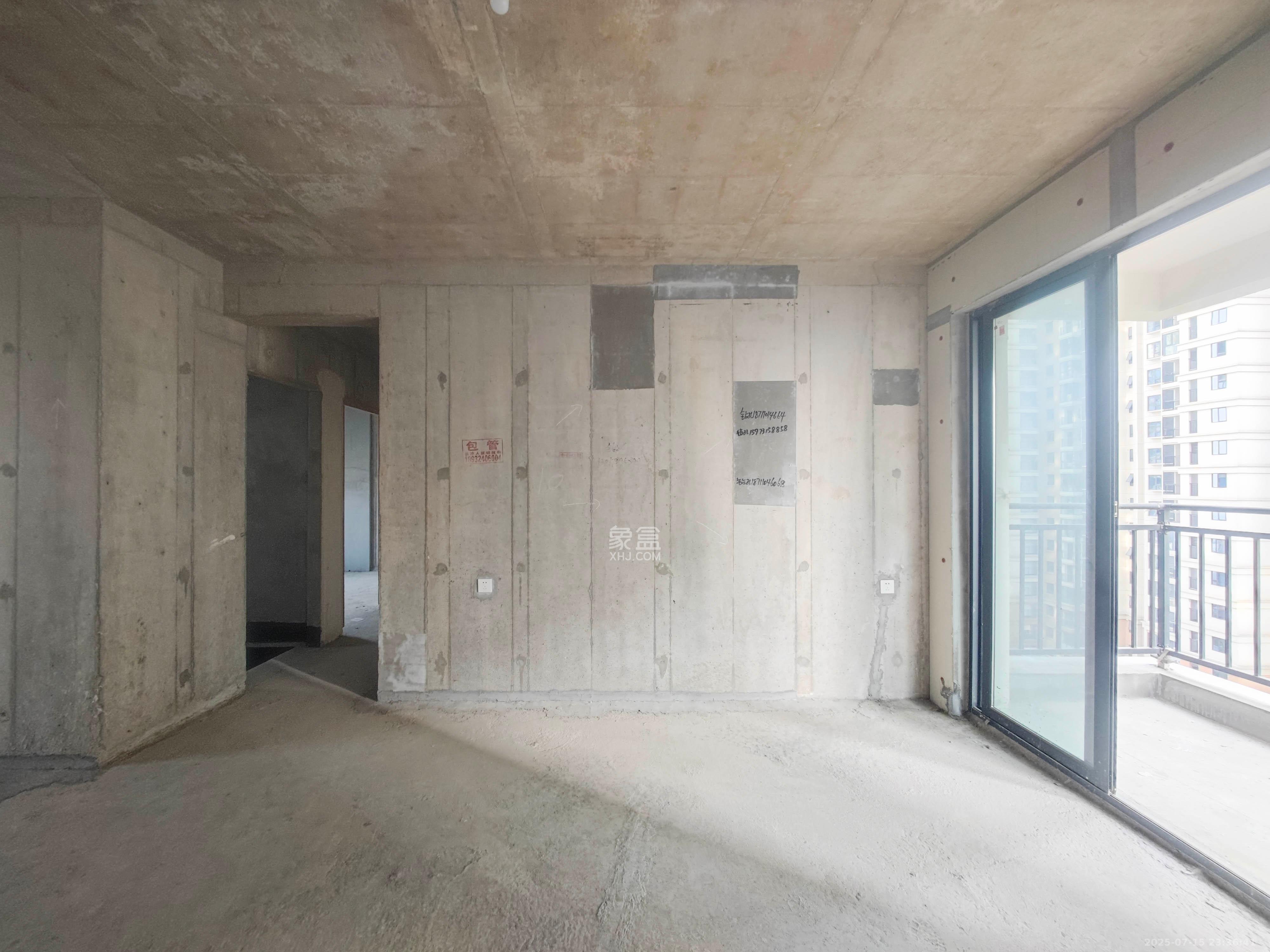 伊景园滨河苑 3室2厅2卫 86.0万 伊景园滨河苑 3室2厅2卫 86.0万客厅