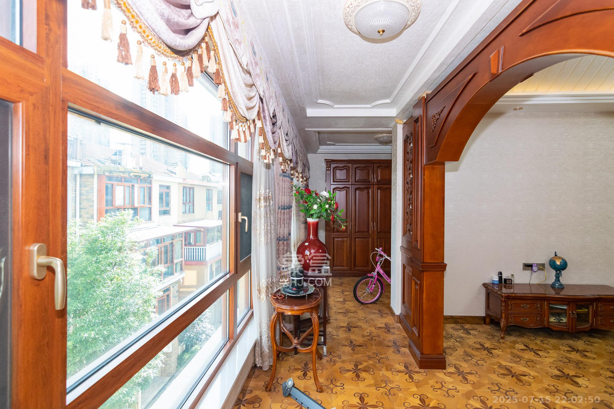 中新森林海 8室2厅3卫 220.0万 中新森林海 8室2厅3卫 220.0万阳台