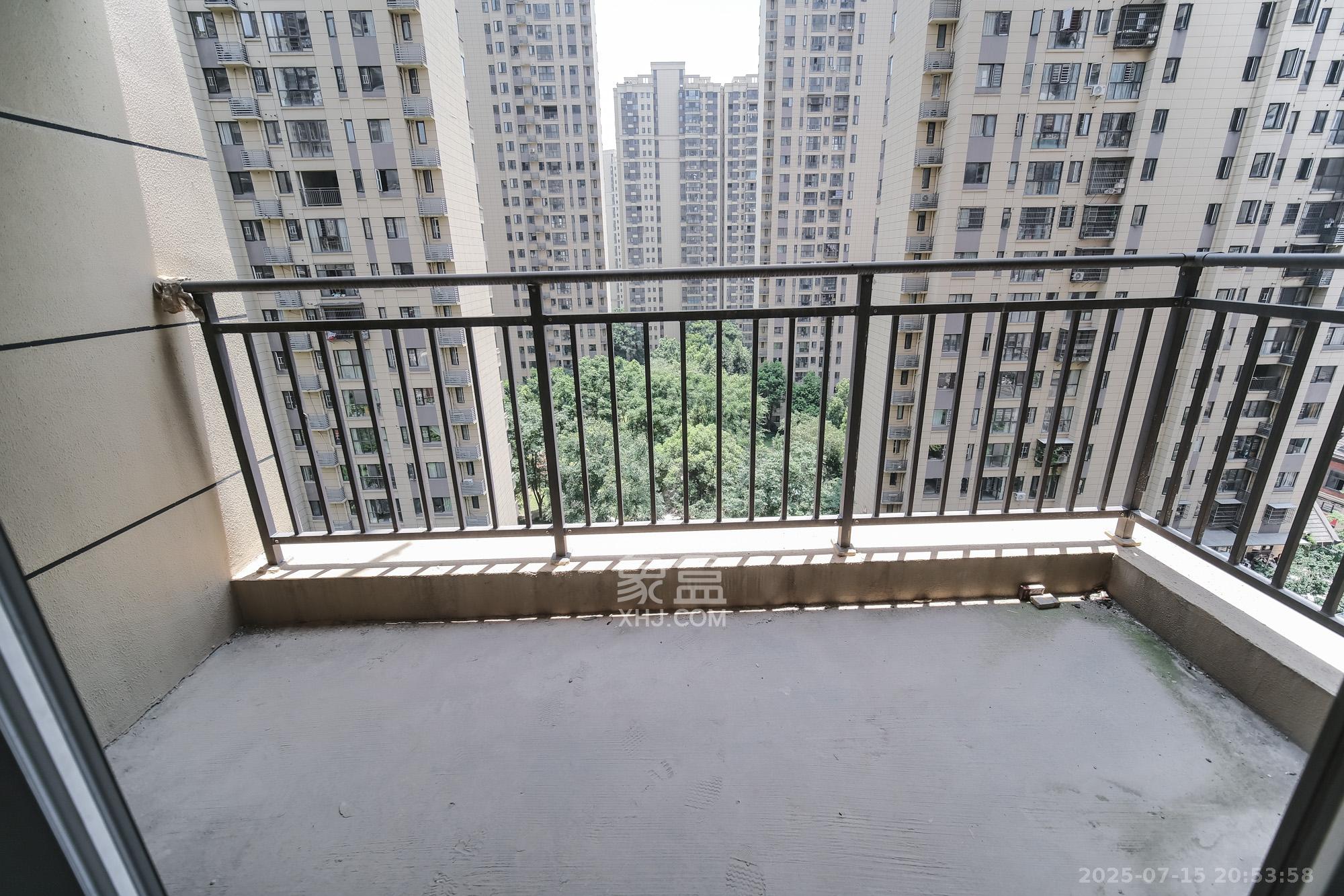 保利香槟国际  3室2厅2卫    74.0万 保利香槟国际  3室2厅2卫    74.0万阳台