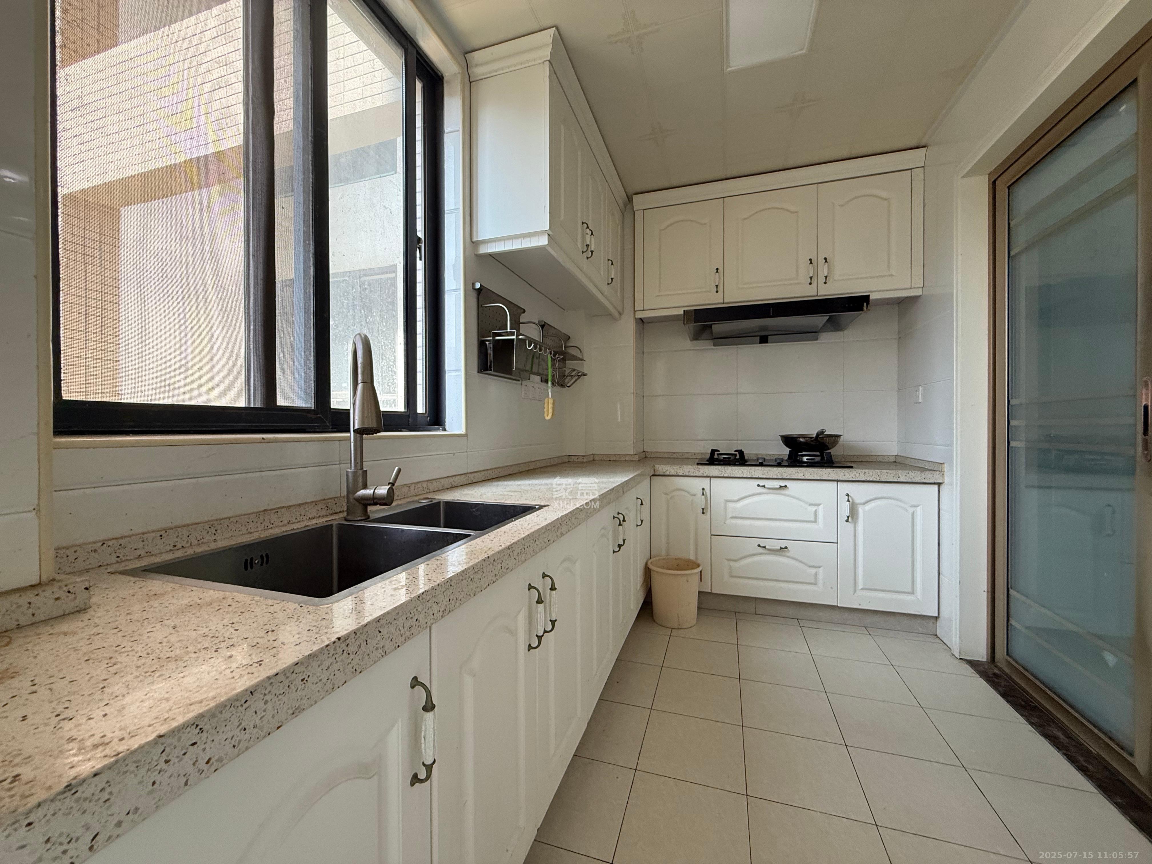 名家翡翠花园  3室2厅2卫    2500.0元/月 名家翡翠花园  3室2厅2卫    2500.0元/月室内图