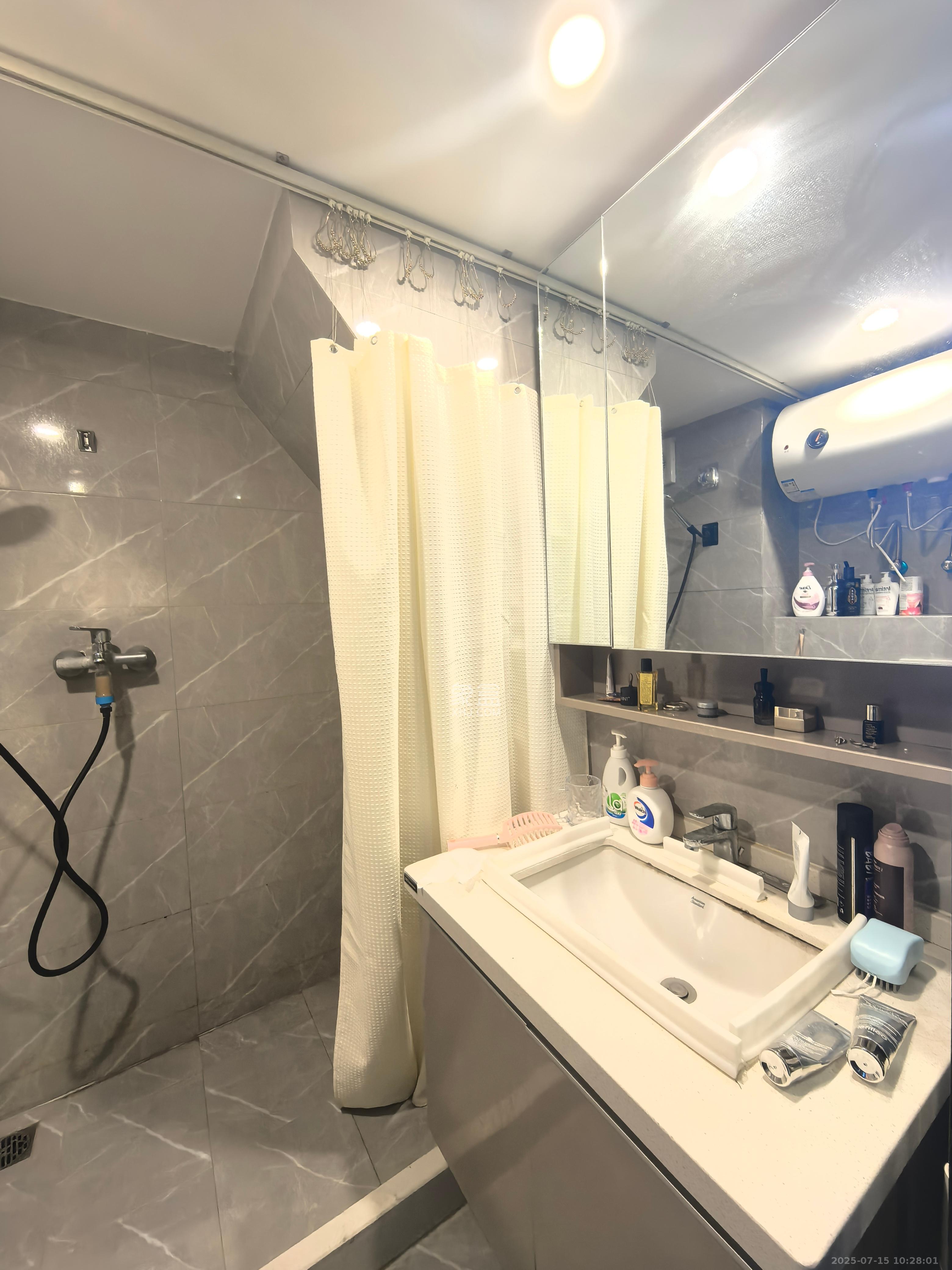 中一鲲出（鲲鹏府）  2室1厅1卫    2300.0元/月室内图