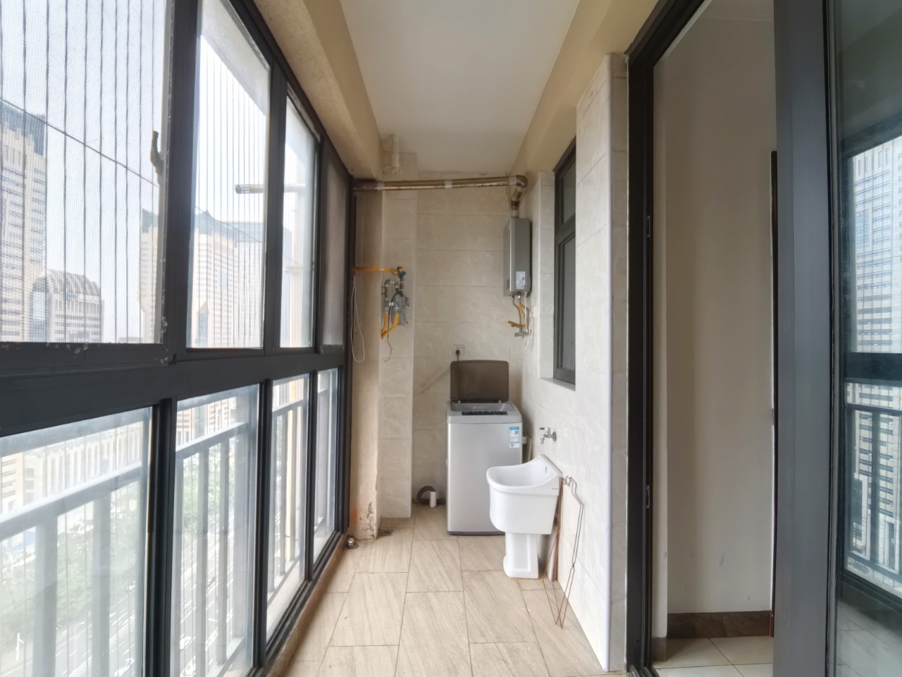 海航豪庭南苑 3室2厅2卫 265.0万 海航豪庭南苑 3室2厅2卫 265.0万客厅