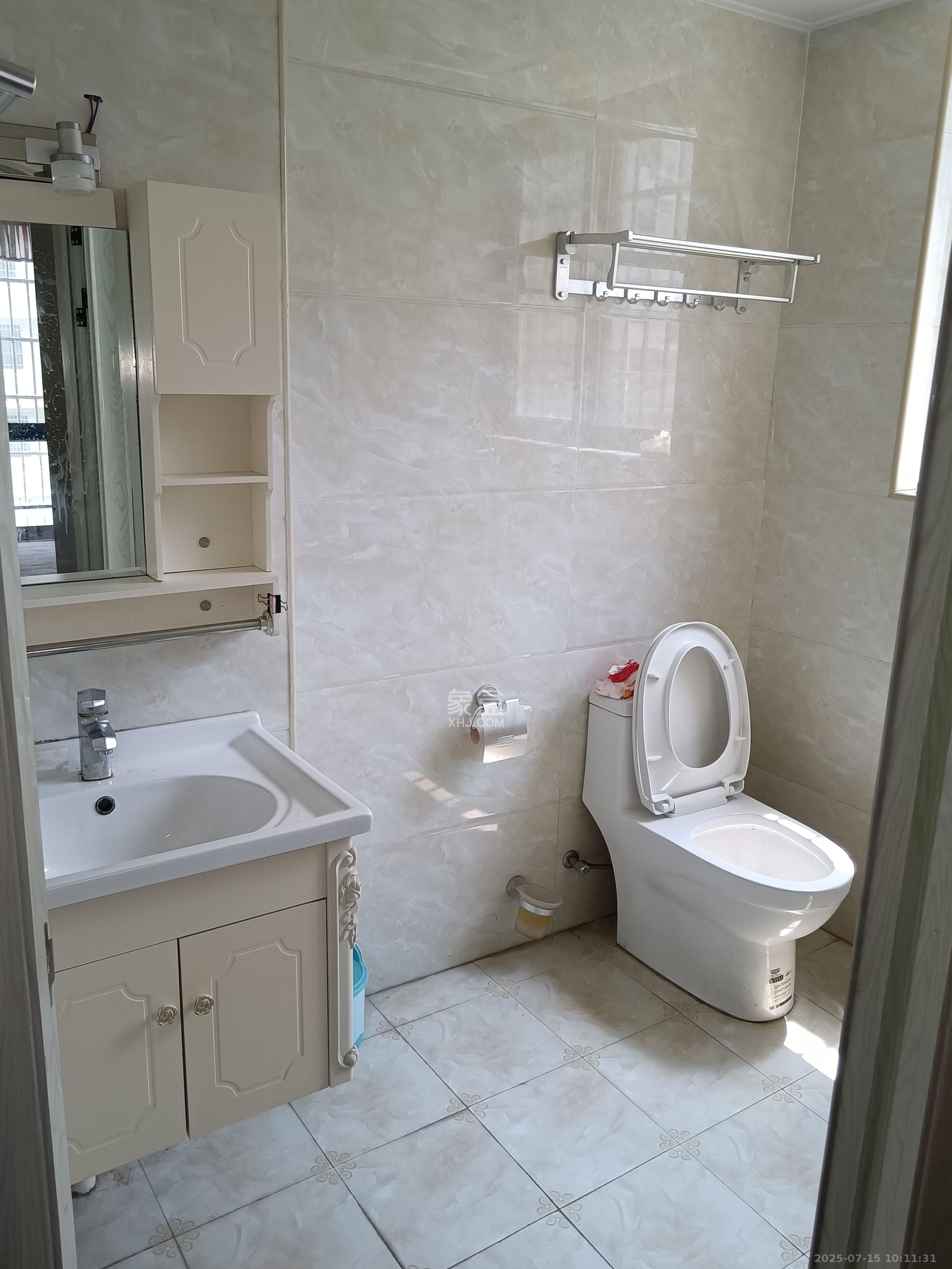 黑金时代广场  3室2厅2卫    2000.0元/月 黑金时代广场  3室2厅2卫    2000.0元/月室内图