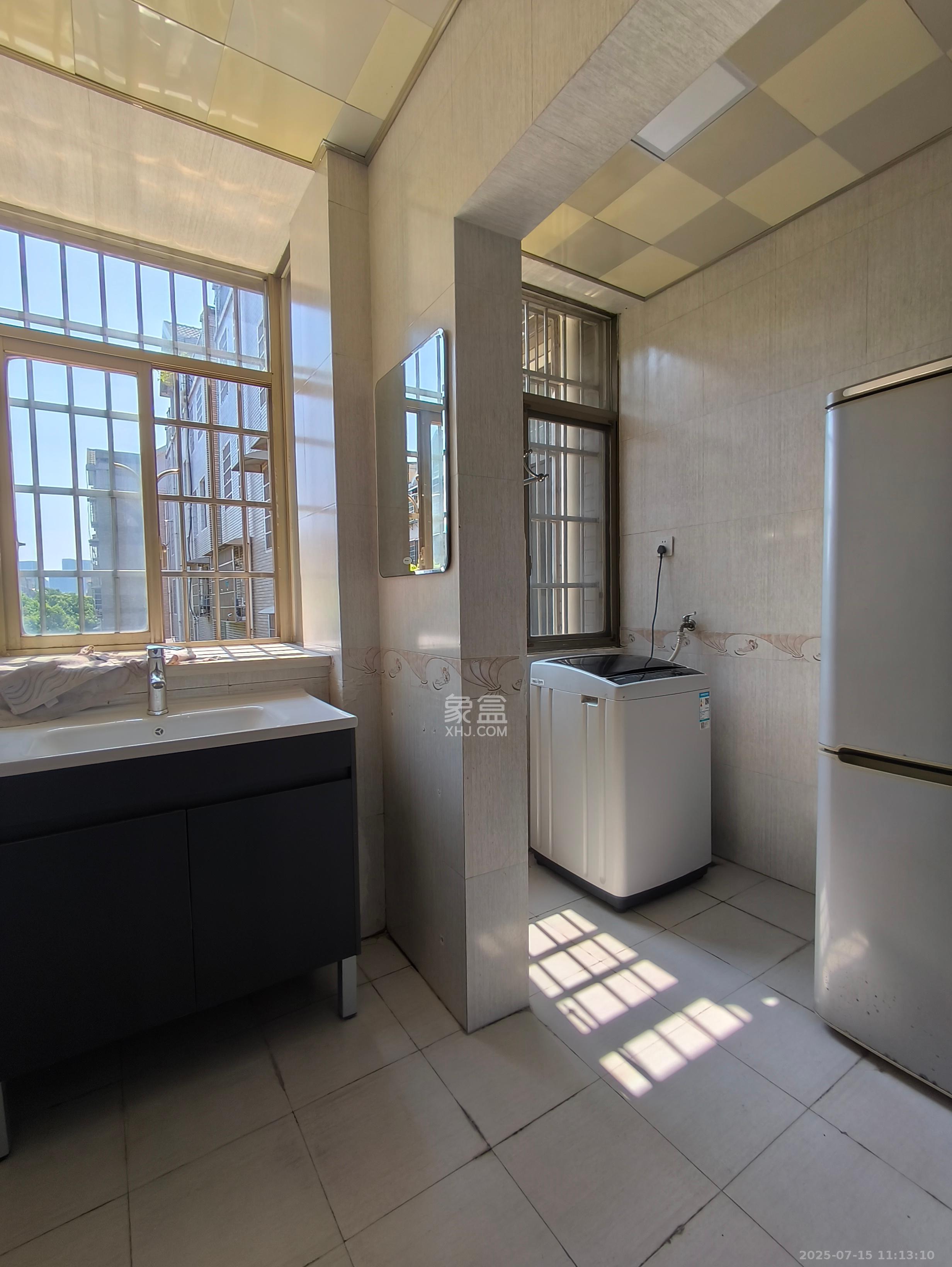 黄鹤小区2片  3室2厅2卫    2100.0元/月 黄鹤小区2片  3室2厅2卫    2100.0元/月室内图