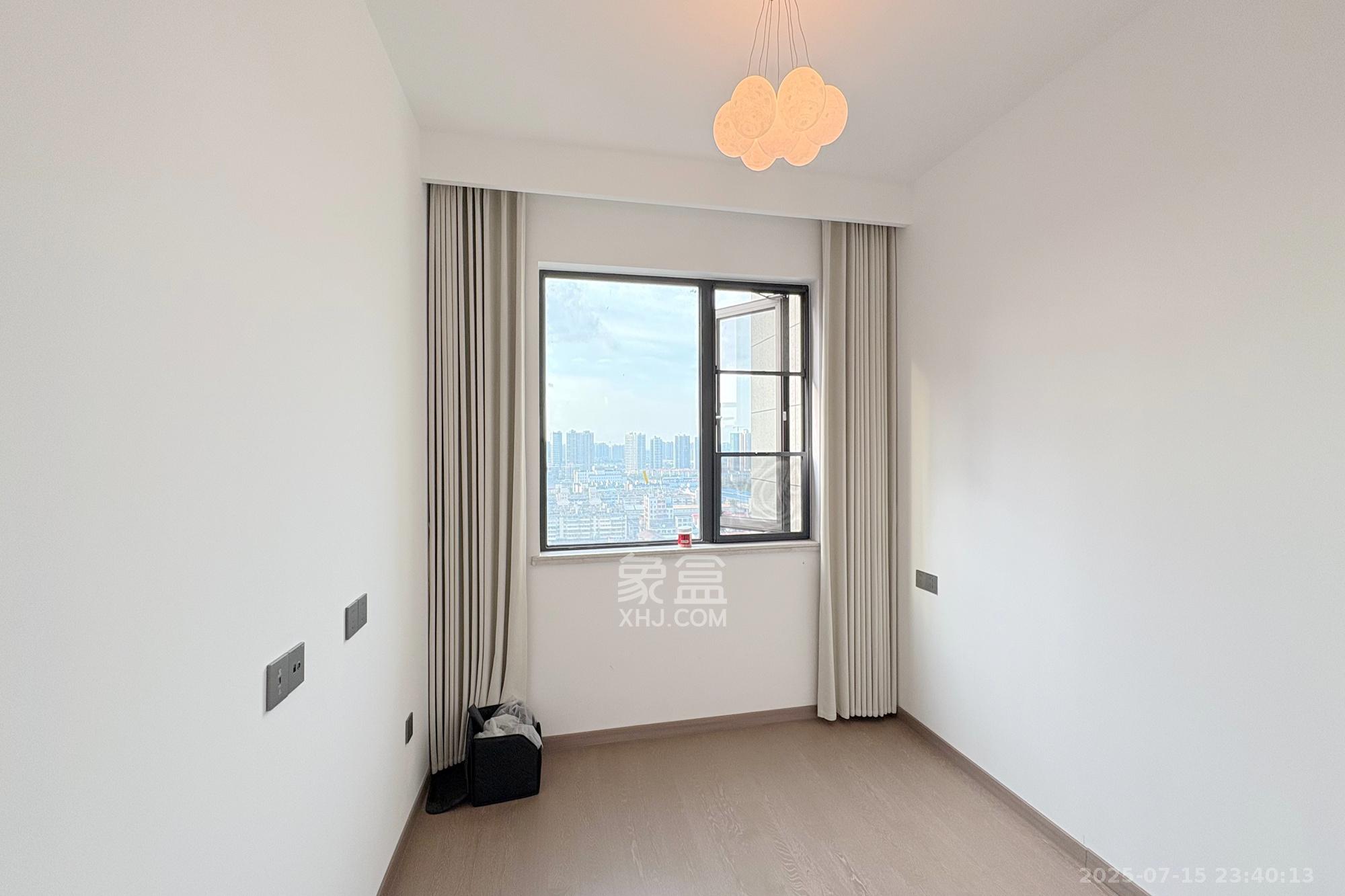 世茂璀璨风华  4室2厅2卫    198.0万 世茂璀璨风华  4室2厅2卫    198.0万卧室