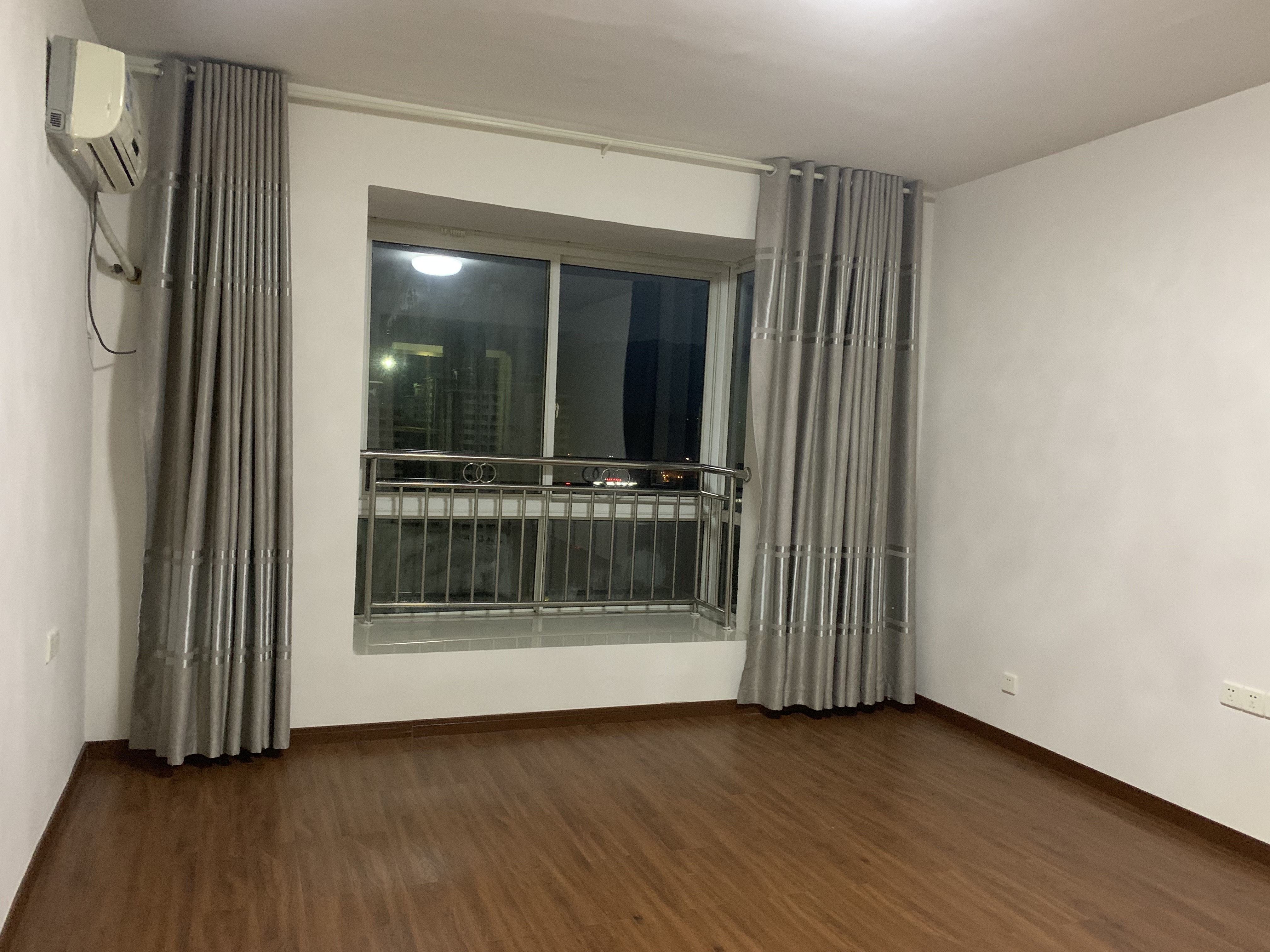 山城上品 4室2厅2卫 2400.0元/月 山城上品 4室2厅2卫 2400.0元/月室内图