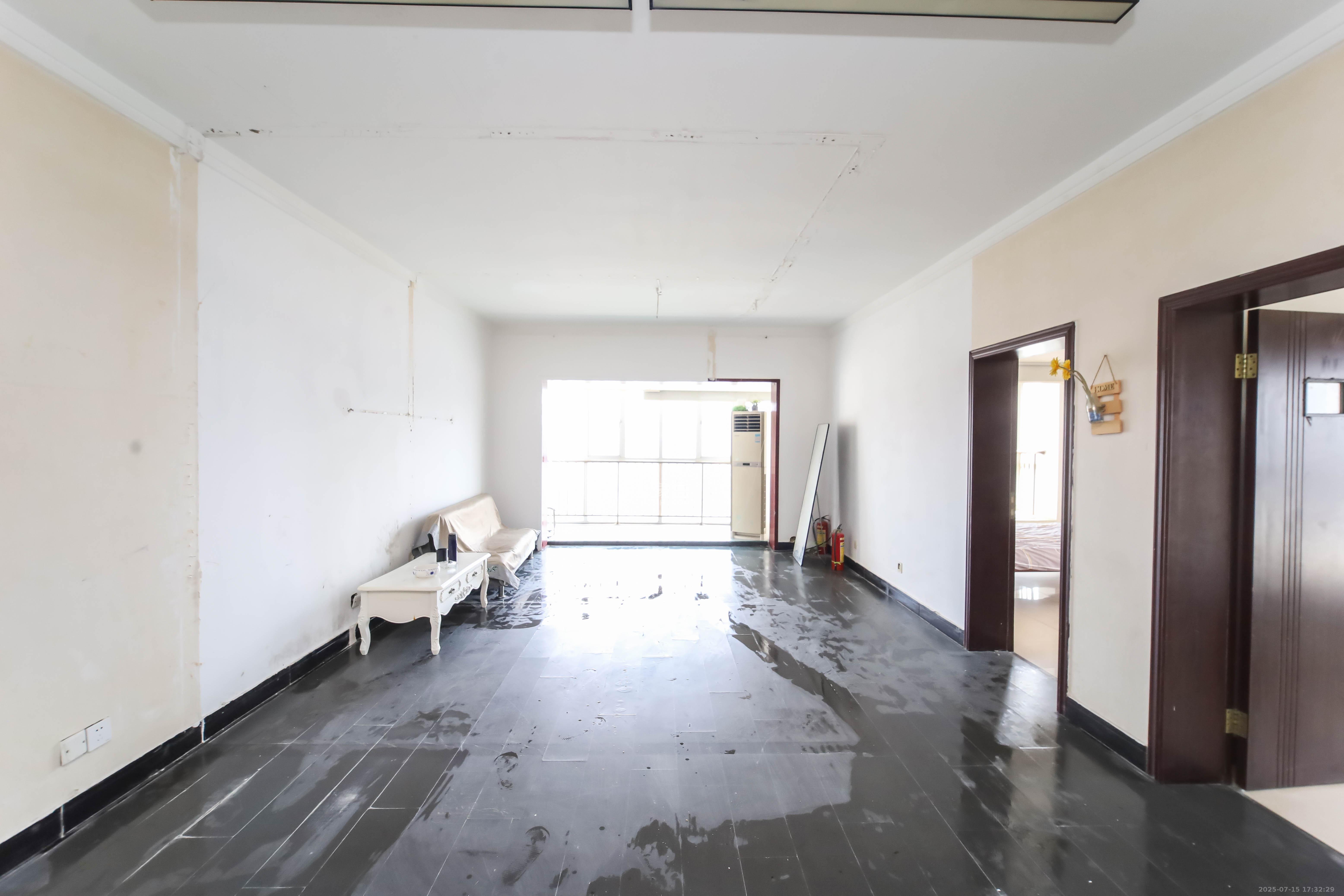 左岸右岸 3室2厅2卫 78.80万 左岸右岸 3室2厅2卫 78.80万客厅