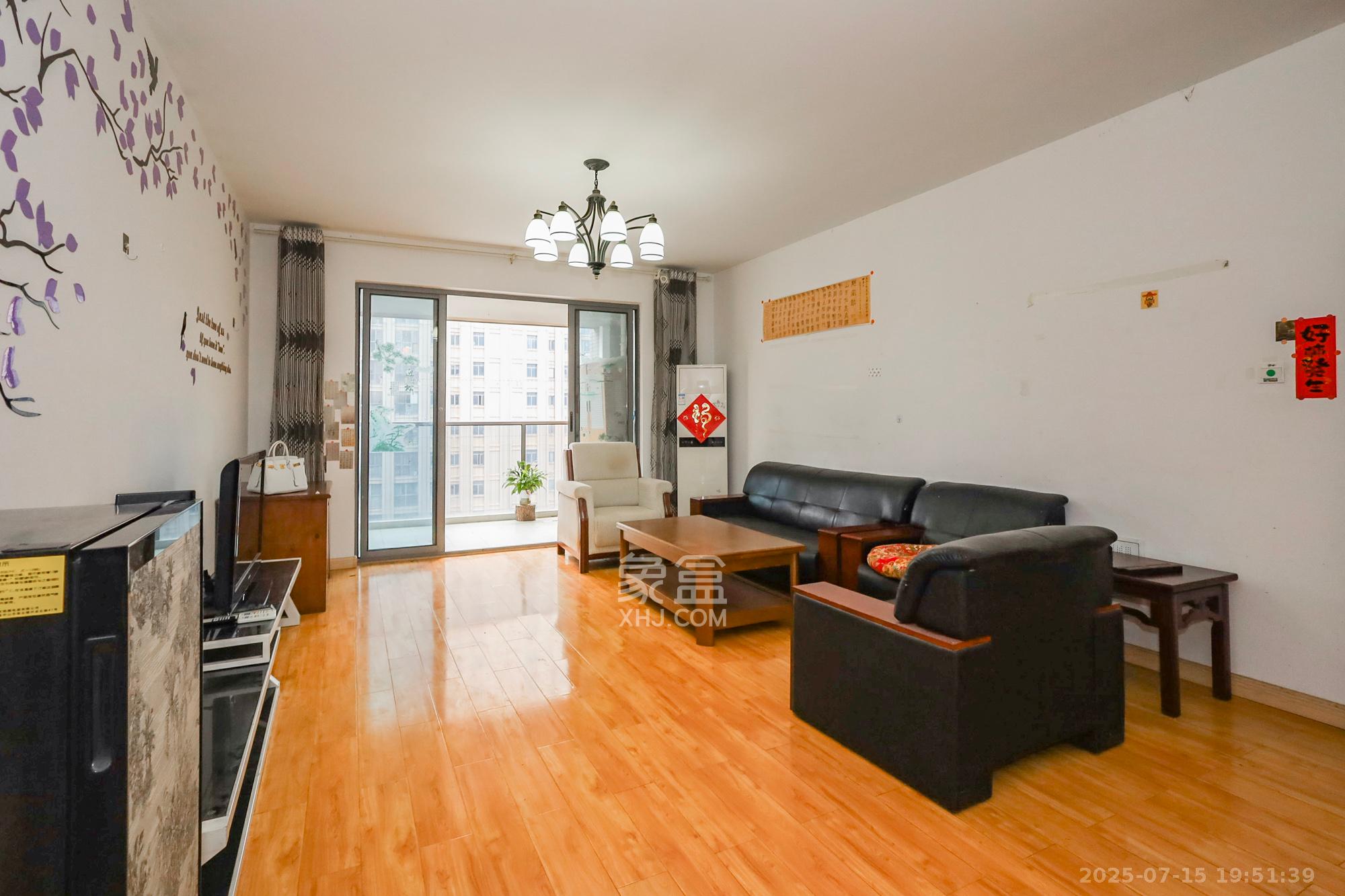 八方小区C区 3室2厅2卫 350.0万 八方小区C区 3室2厅2卫 350.0万客厅