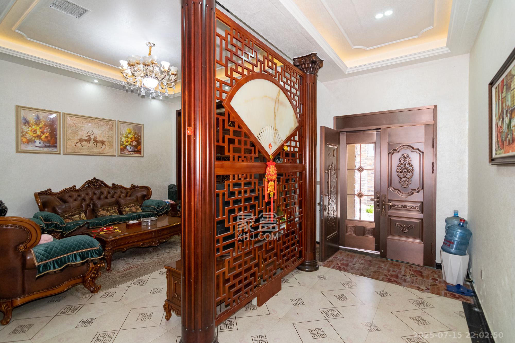 中新森林海 8室2厅3卫 220.0万 中新森林海 8室2厅3卫 220.0万客厅