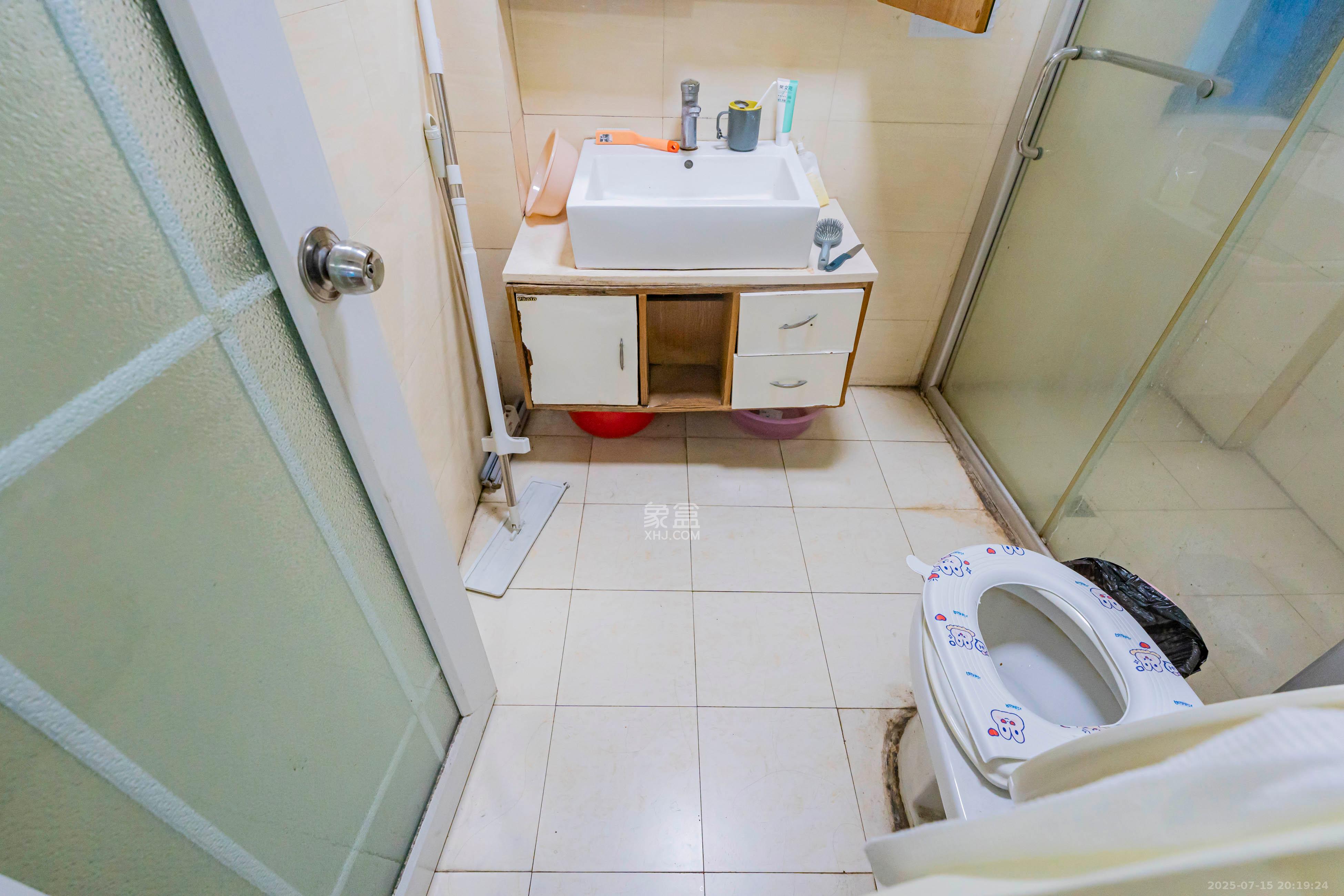 锦绣华天  3室2厅2卫    99.8万卫生间
