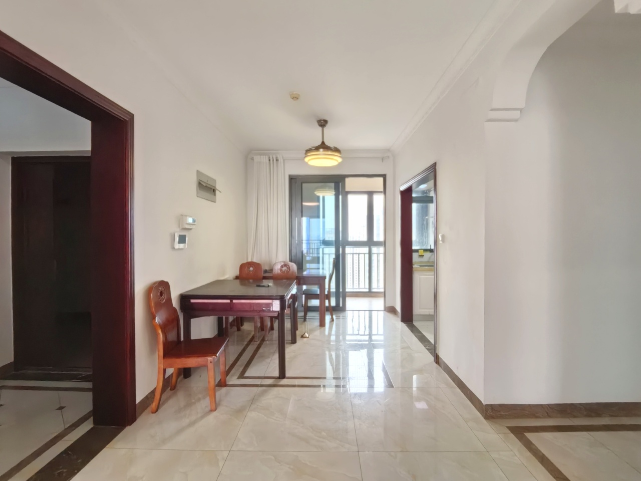 海航豪庭南苑 3室2厅2卫 265.0万 海航豪庭南苑 3室2厅2卫 265.0万客厅