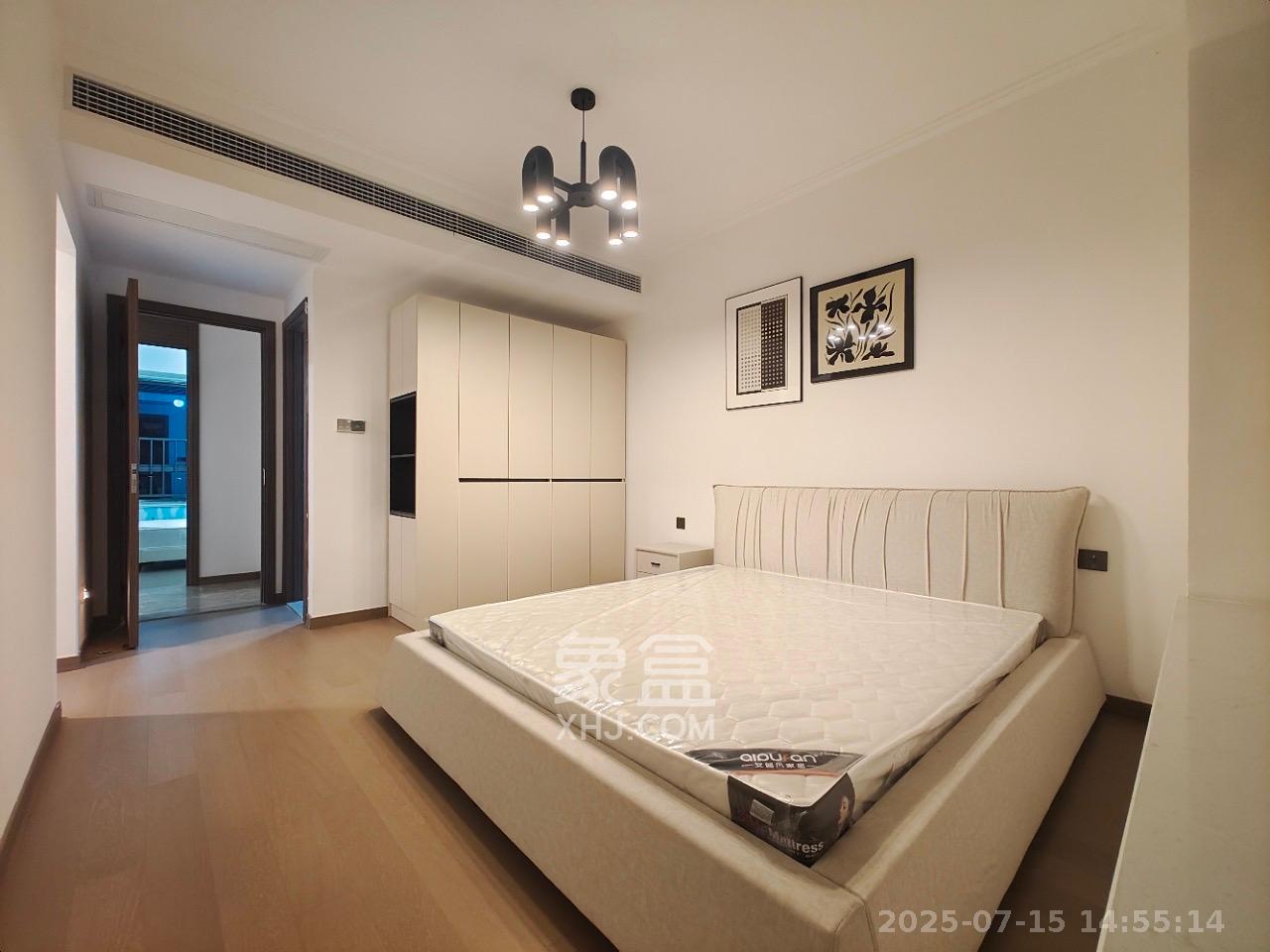 绿地V岛  4室2厅2卫   4700.00元/月室内图