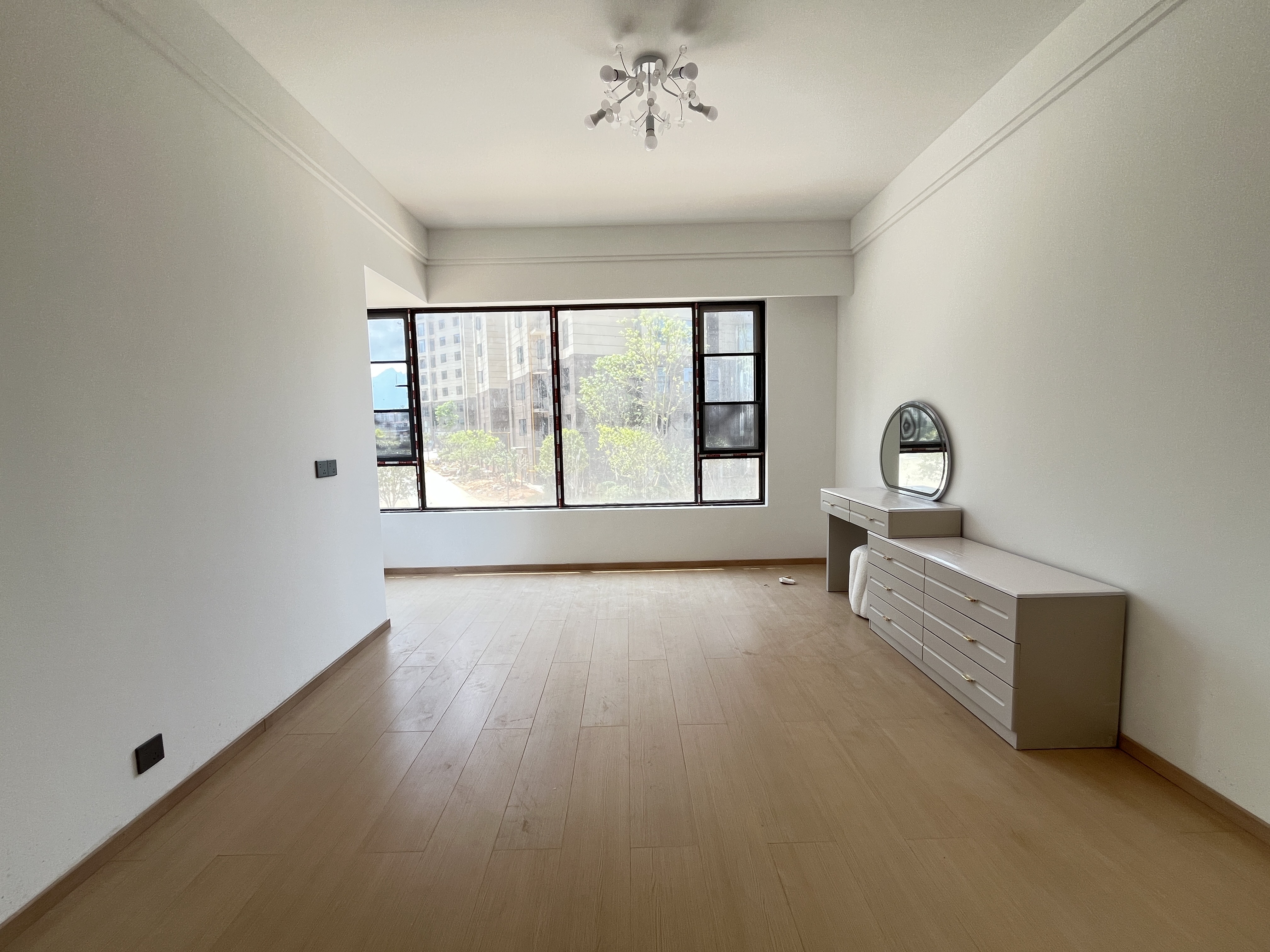 唯独逸臣公园 4室2厅2卫 72.0万 唯独逸臣公园 4室2厅2卫 72.0万客厅