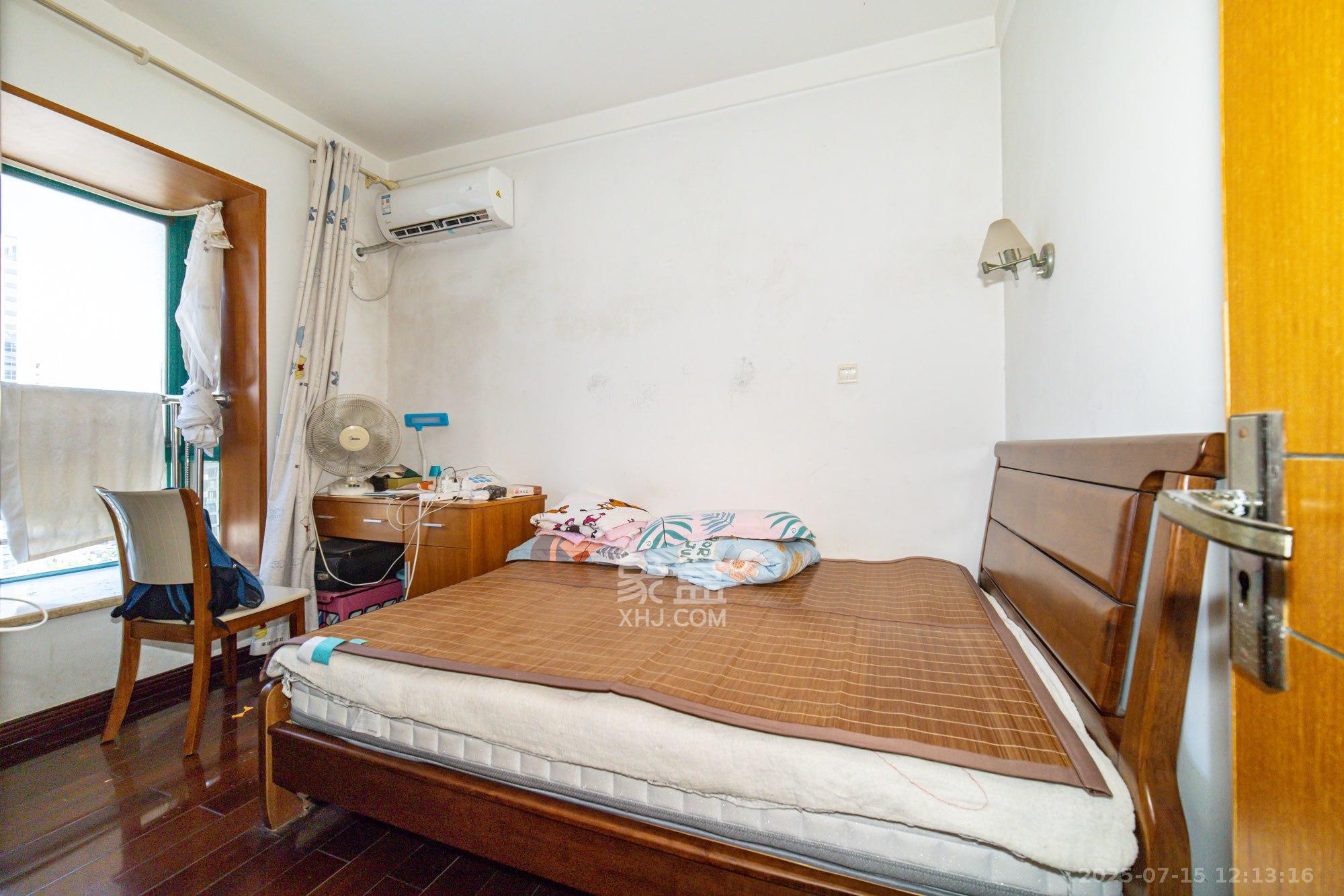 明城公寓  4室2厅2卫    85.88万卧室