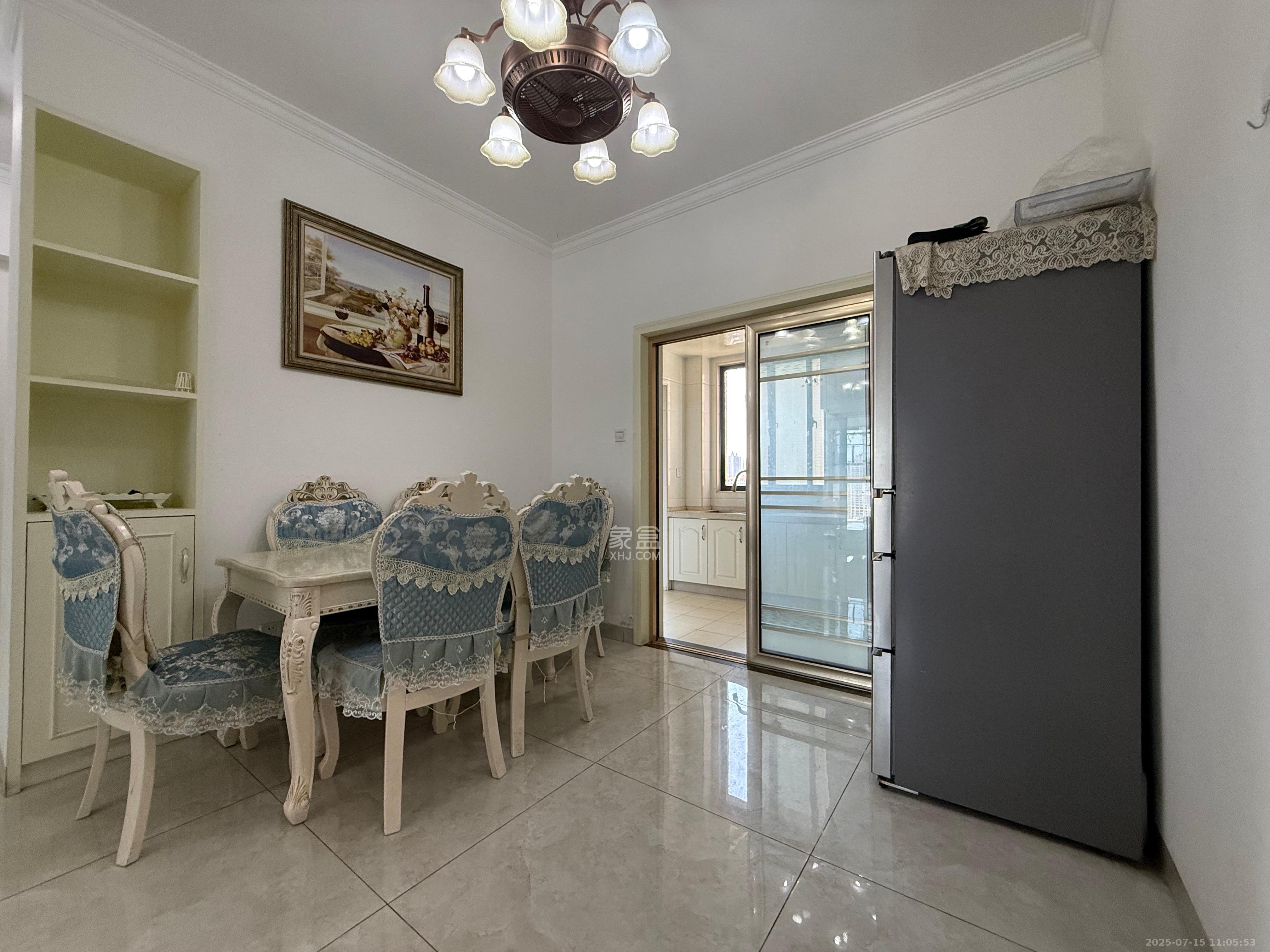 名家翡翠花园  3室2厅2卫    2500.0元/月 名家翡翠花园  3室2厅2卫    2500.0元/月室内图