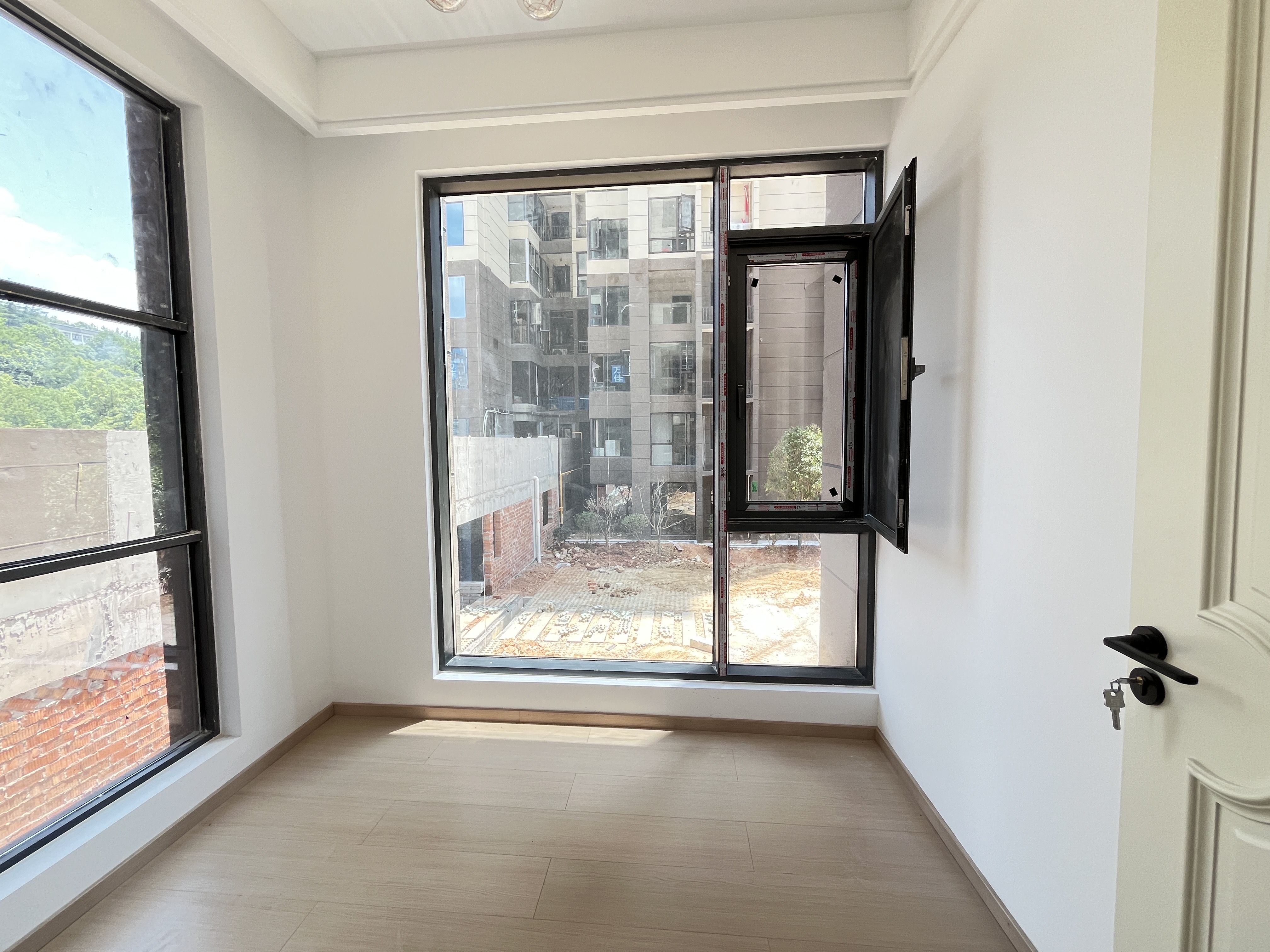 唯独逸臣公园 4室2厅2卫 72.0万 唯独逸臣公园 4室2厅2卫 72.0万客厅