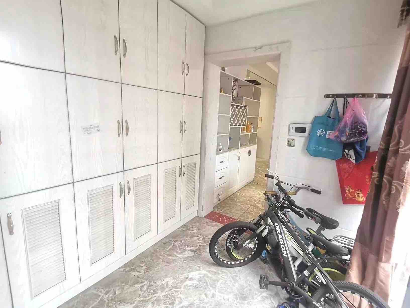 中元湘江翰林  4室2厅2卫   86.00万客厅