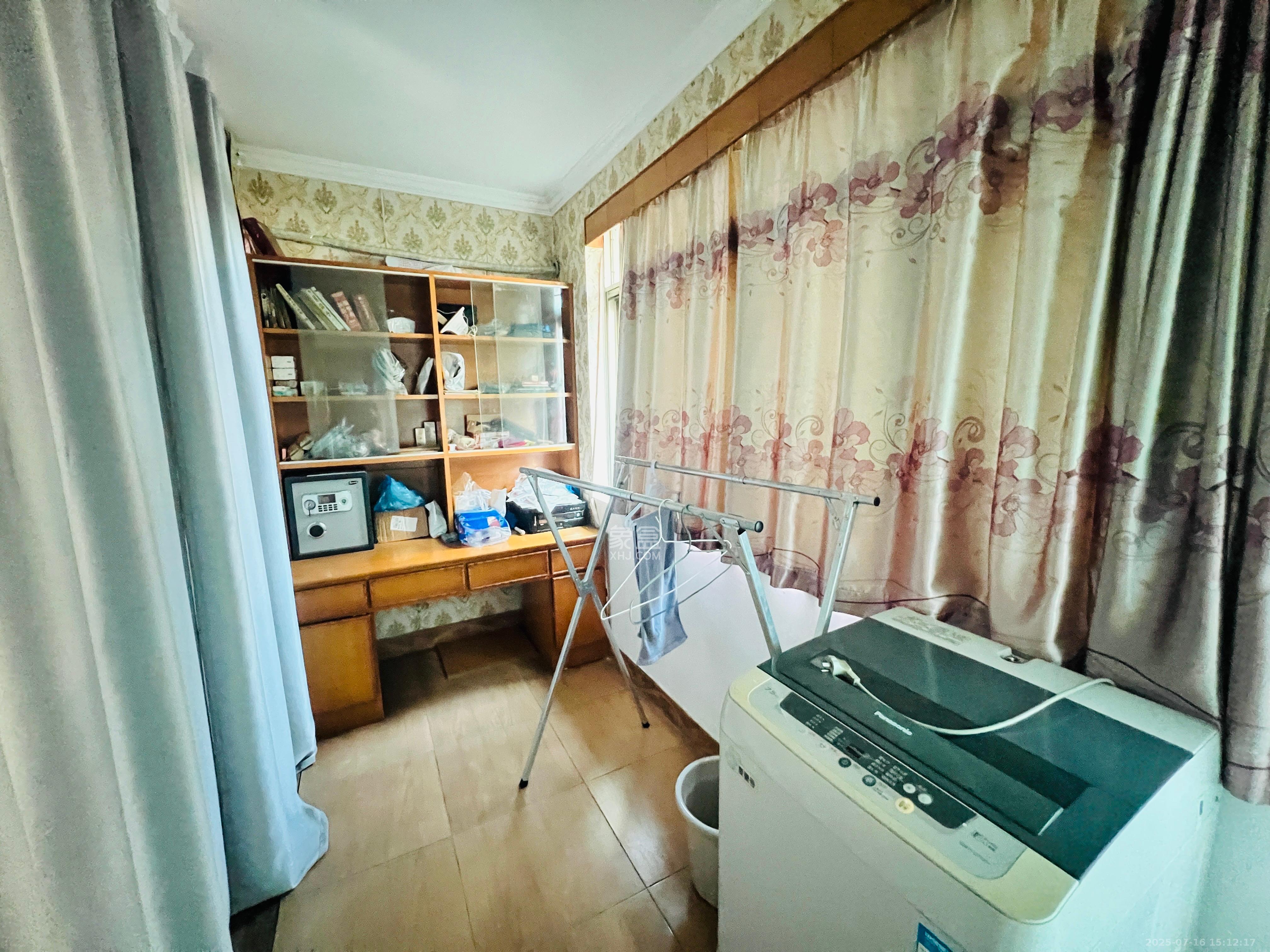 向东园社区(国税局宿舍) 3室2厅2卫 2600.0元/月 向东园社区(国税局宿舍) 3室2厅2卫 2600.0元/月室内图