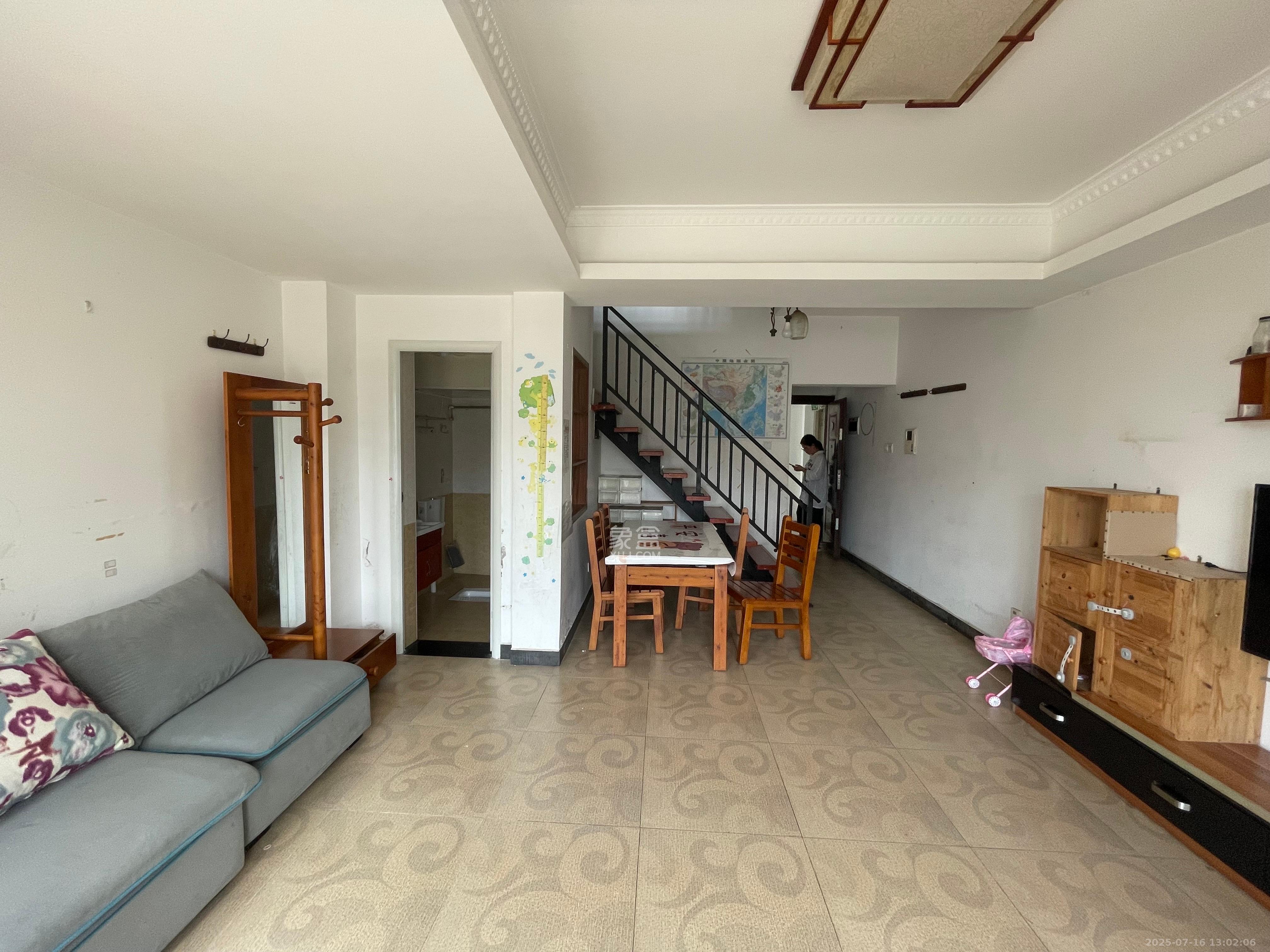 湘府东苑  3室2厅2卫    2000.0元/月室内图