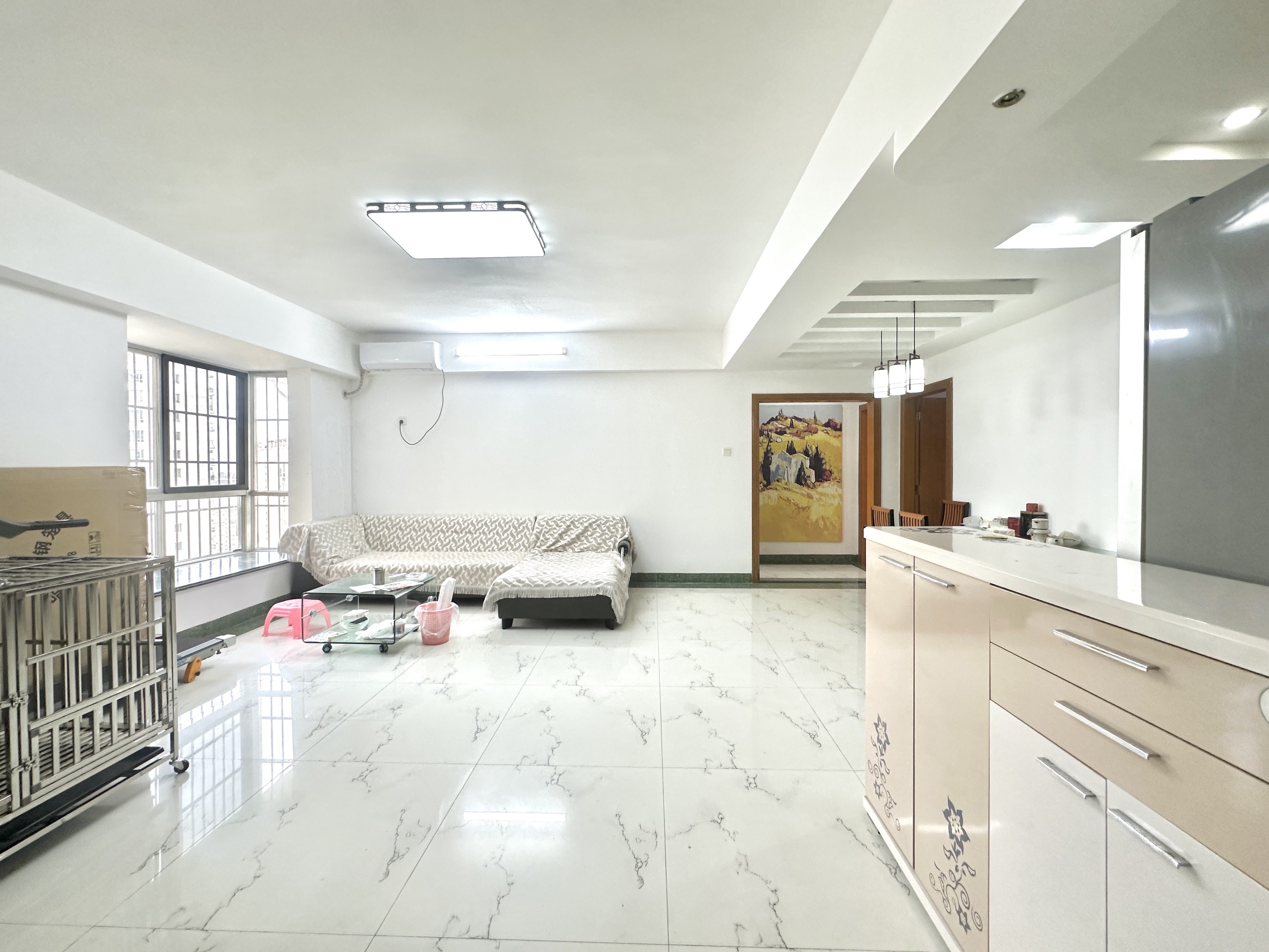 金山广场 3室2厅2卫 110.0万 金山广场 3室2厅2卫 110.0万客厅