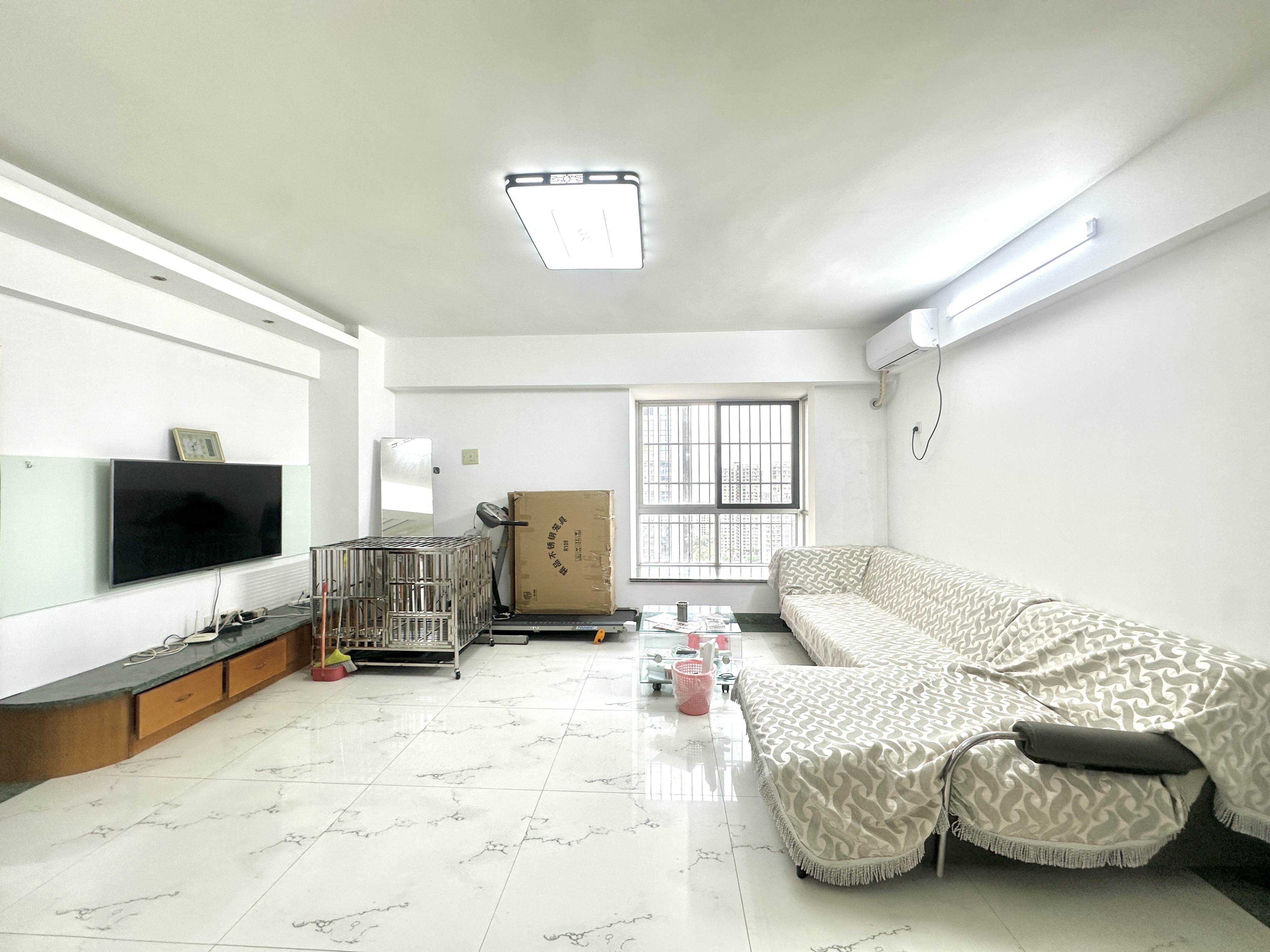 金山广场 3室2厅2卫 110.0万 金山广场 3室2厅2卫 110.0万客厅