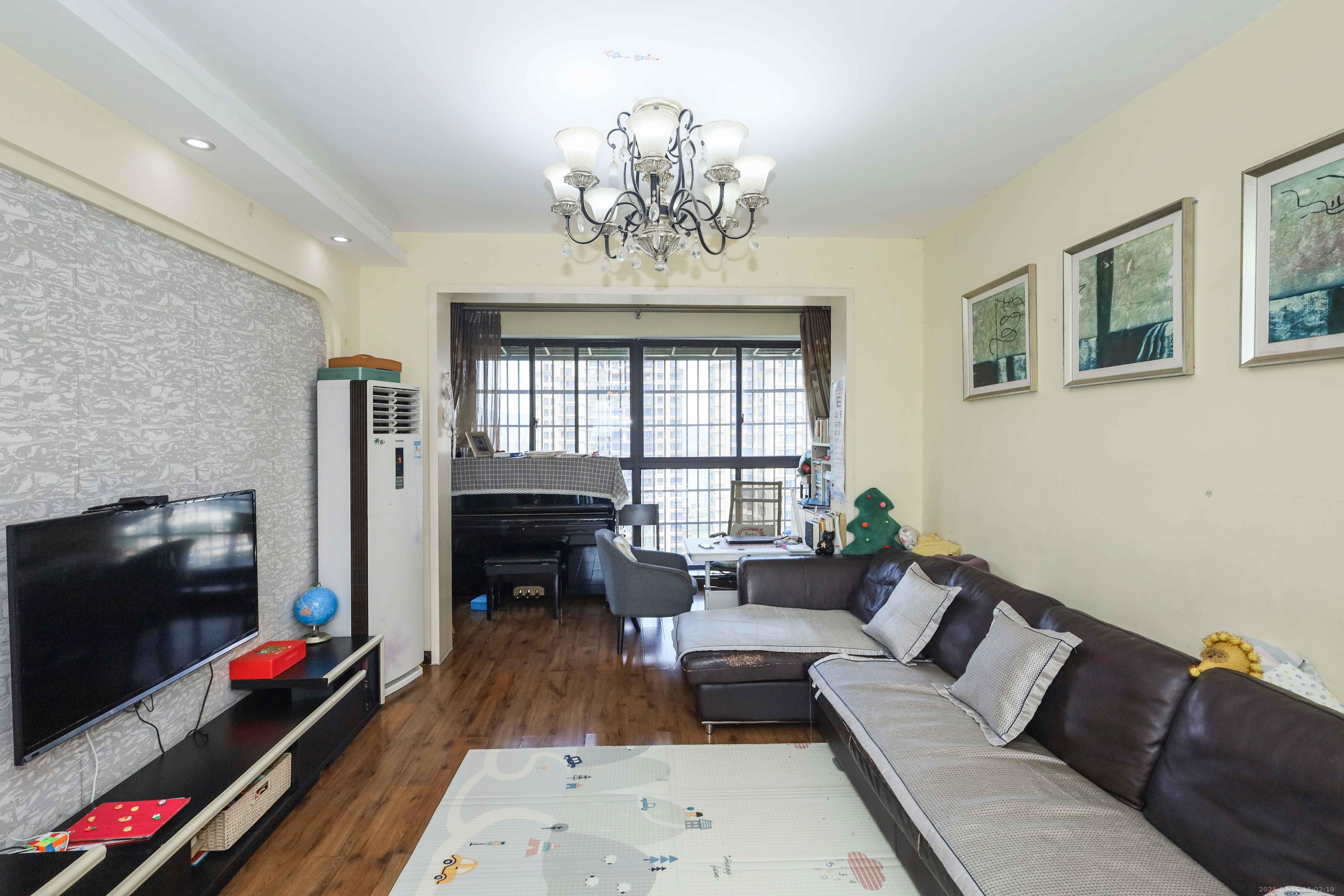 保利麓谷林语F区 3室2厅1卫 105.0万 保利麓谷林语F区 3室2厅1卫 105.0万客厅