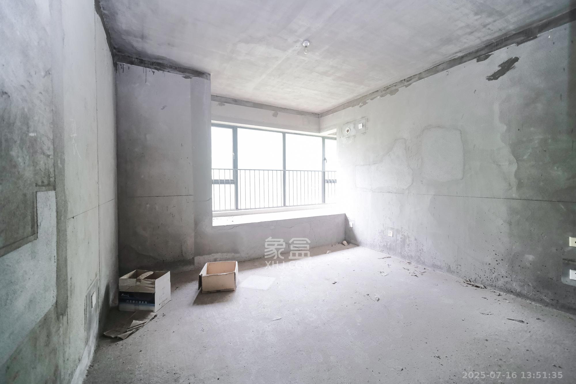 三一街区  4室2厅2卫   75.00万卧室