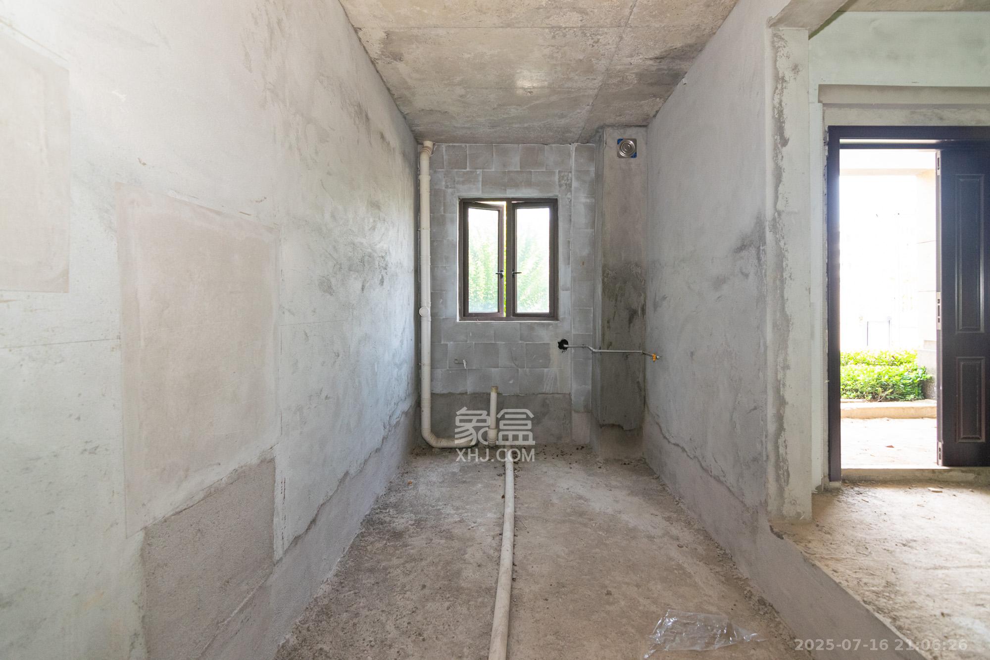 碧桂园御园  5室2厅3卫    180.0万 碧桂园御园  5室2厅3卫    180.0万厨房