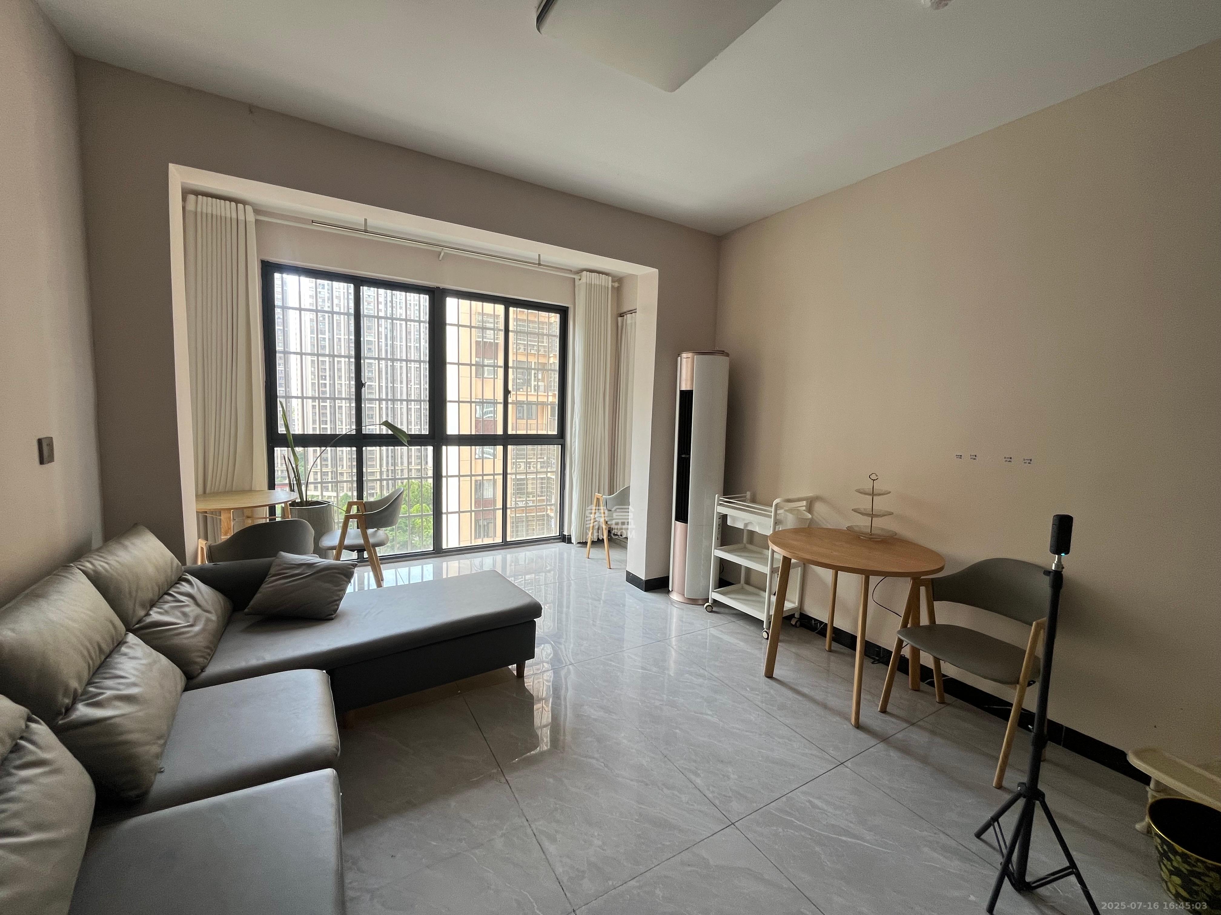 嘉荣苑  3室2厅2卫    2600.0元/月 嘉荣苑  3室2厅2卫    2600.0元/月室内图