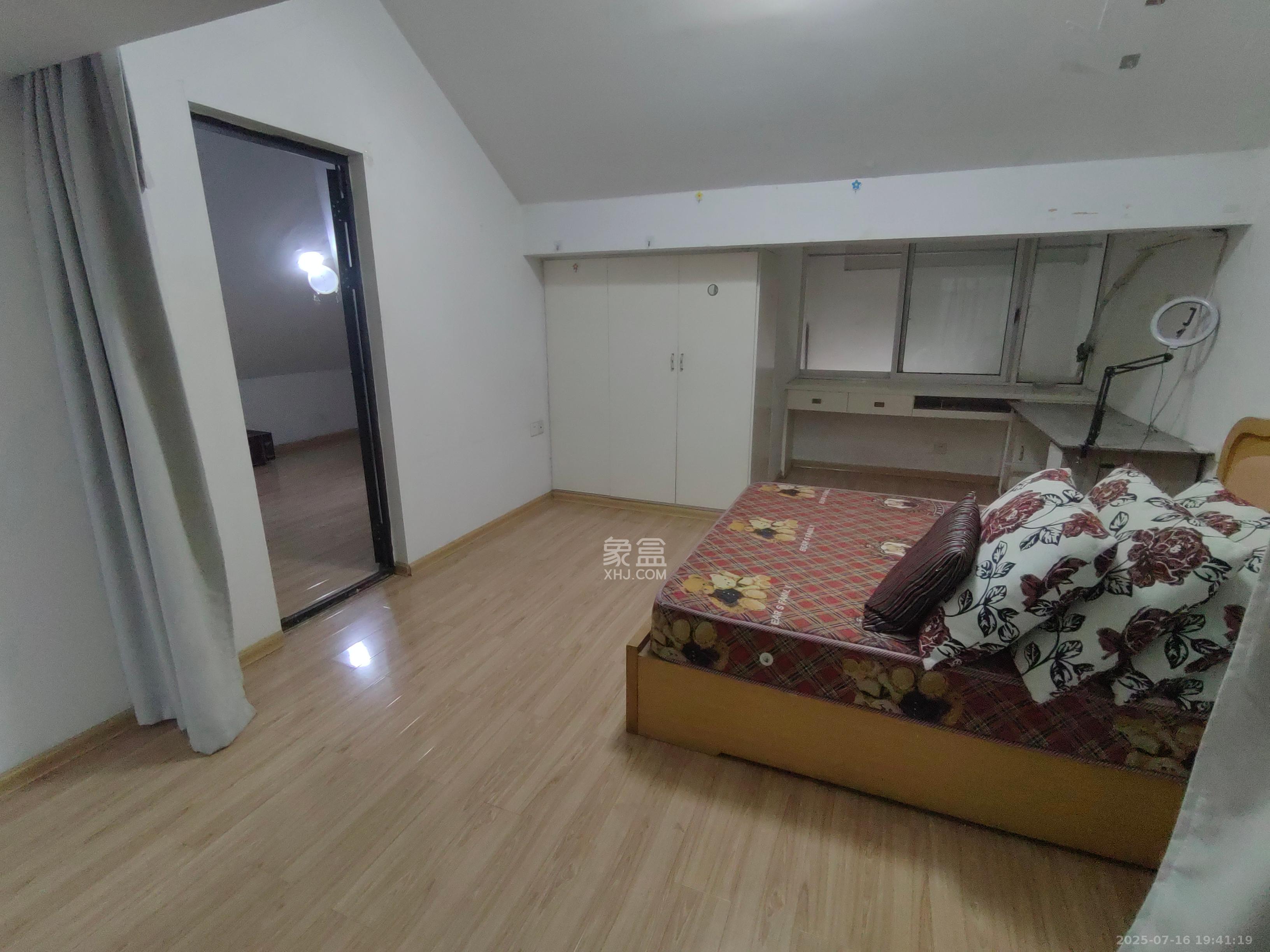 华润凤凰城一期  3室2厅1卫    1700.0元/月室内图