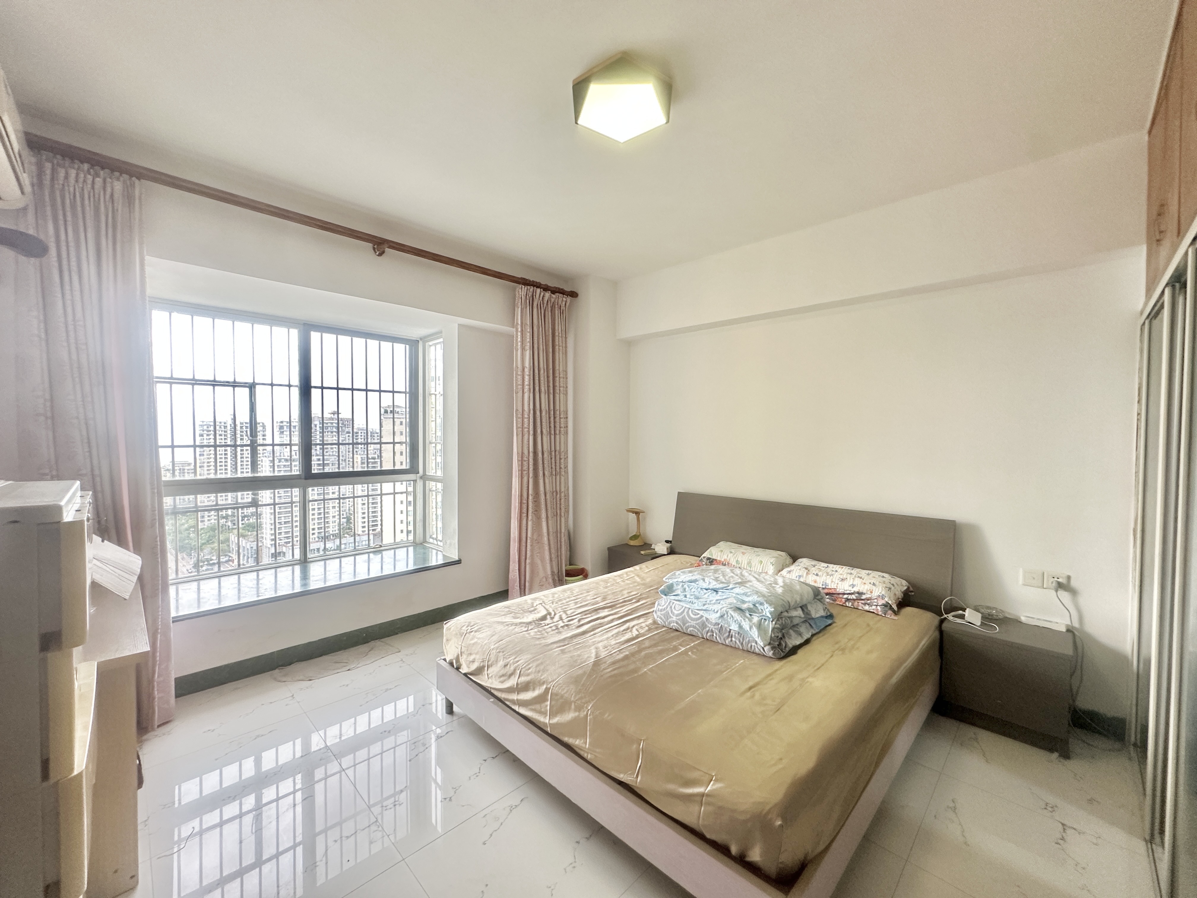 金山广场 3室2厅2卫 110.0万 金山广场 3室2厅2卫 110.0万客厅