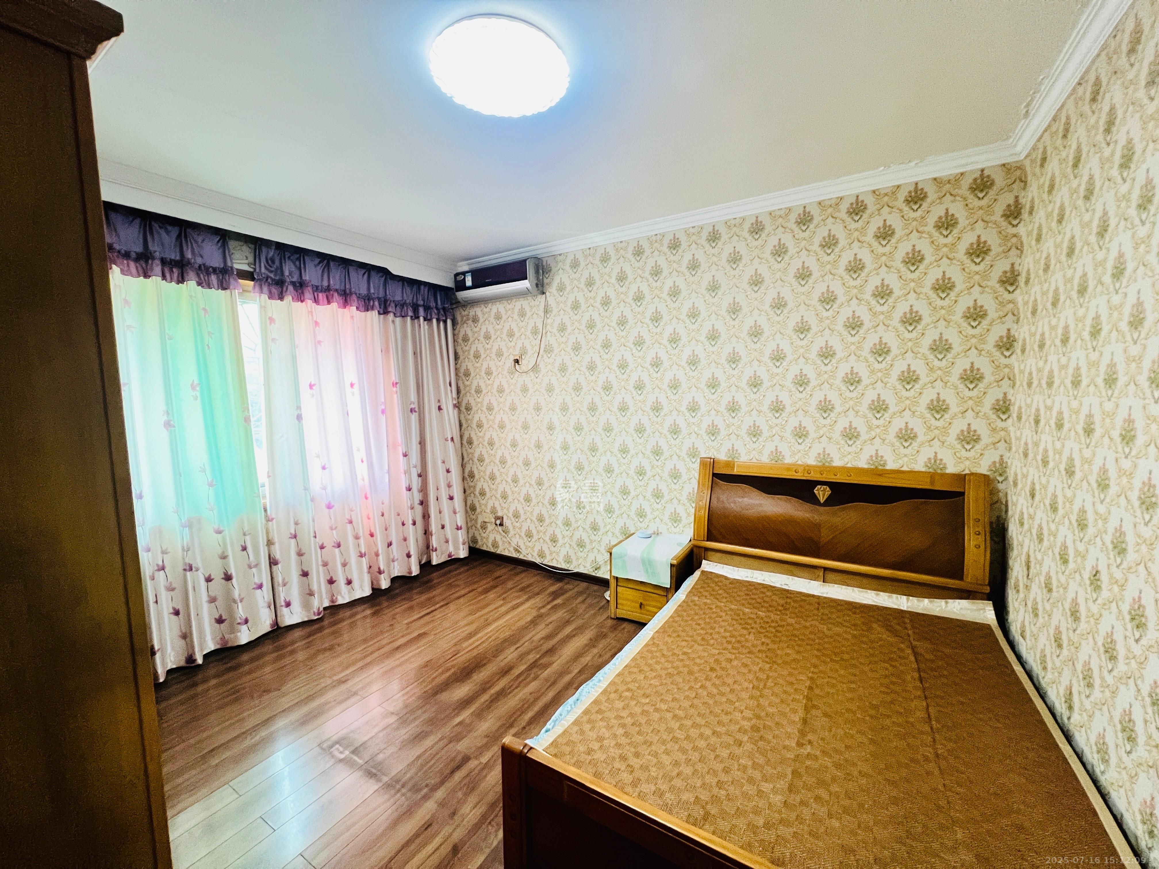 向东园社区(国税局宿舍) 3室2厅2卫 2600.0元/月 向东园社区(国税局宿舍) 3室2厅2卫 2600.0元/月室内图