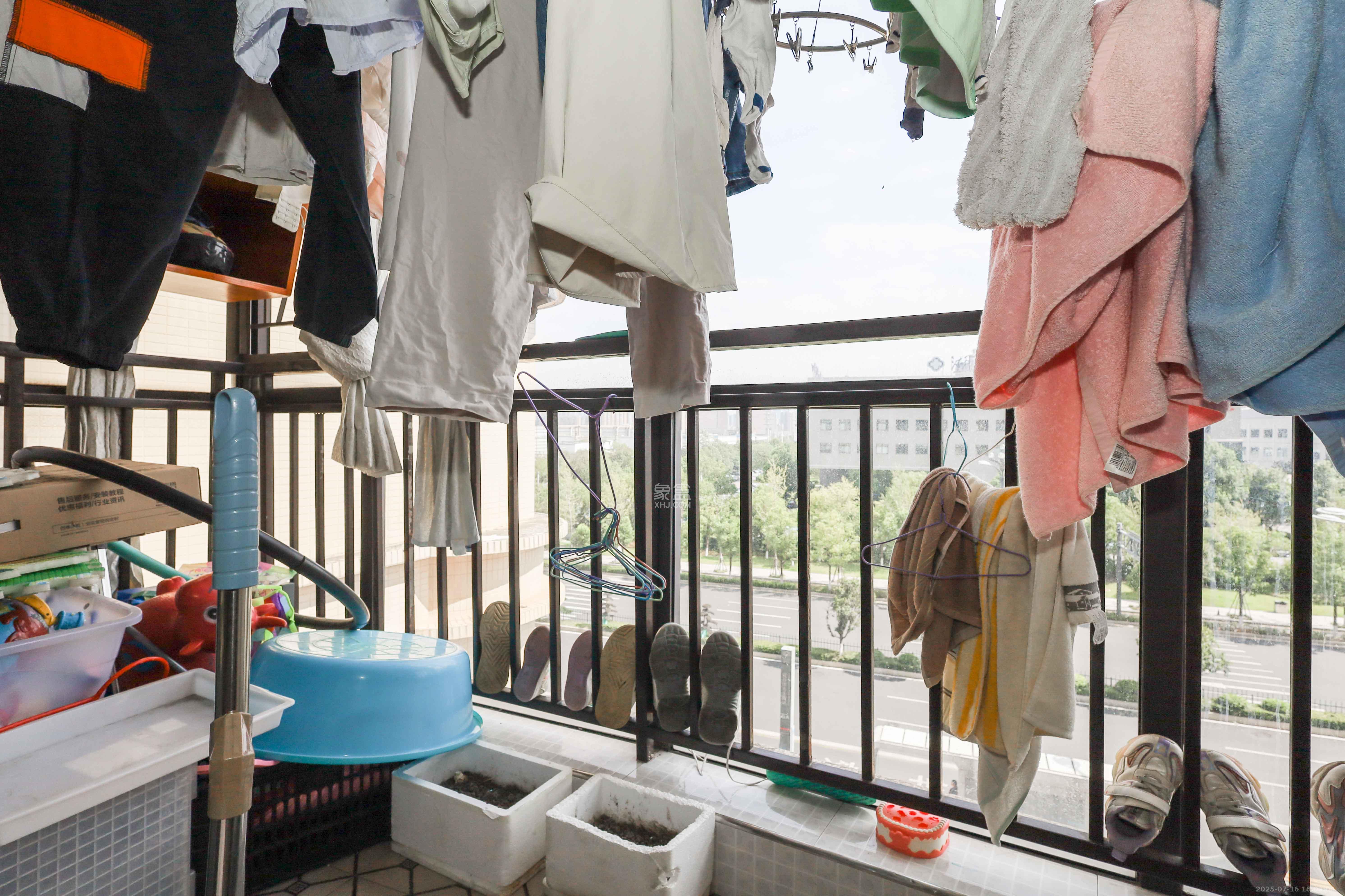 保利麓谷林语F区 3室2厅1卫 82.0万 保利麓谷林语F区 3室2厅1卫 82.0万阳台