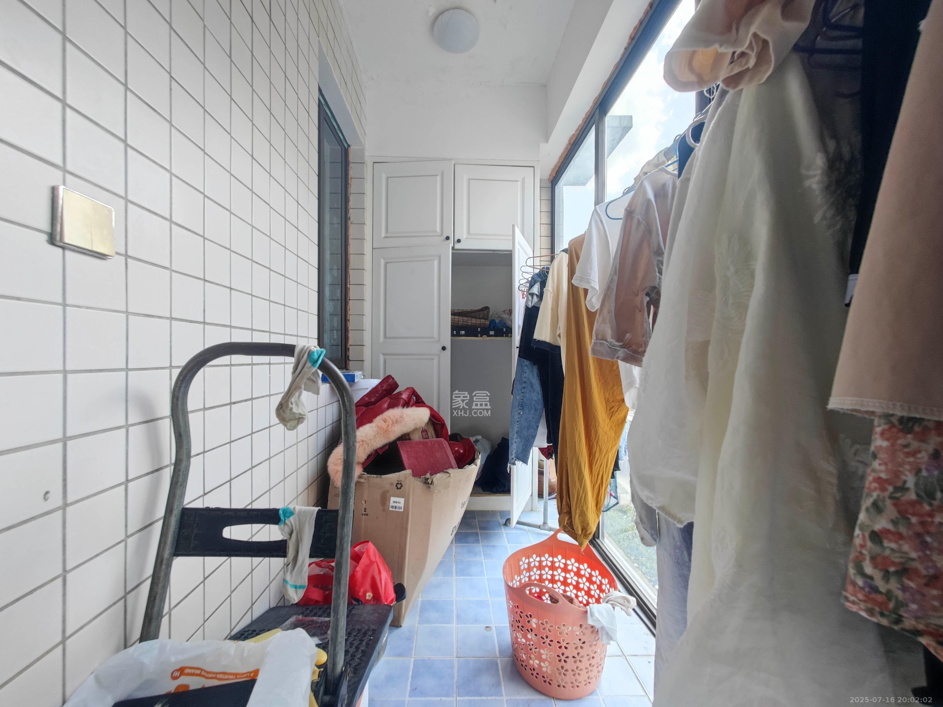 高升小区  3室2厅2卫   80.00万阳台